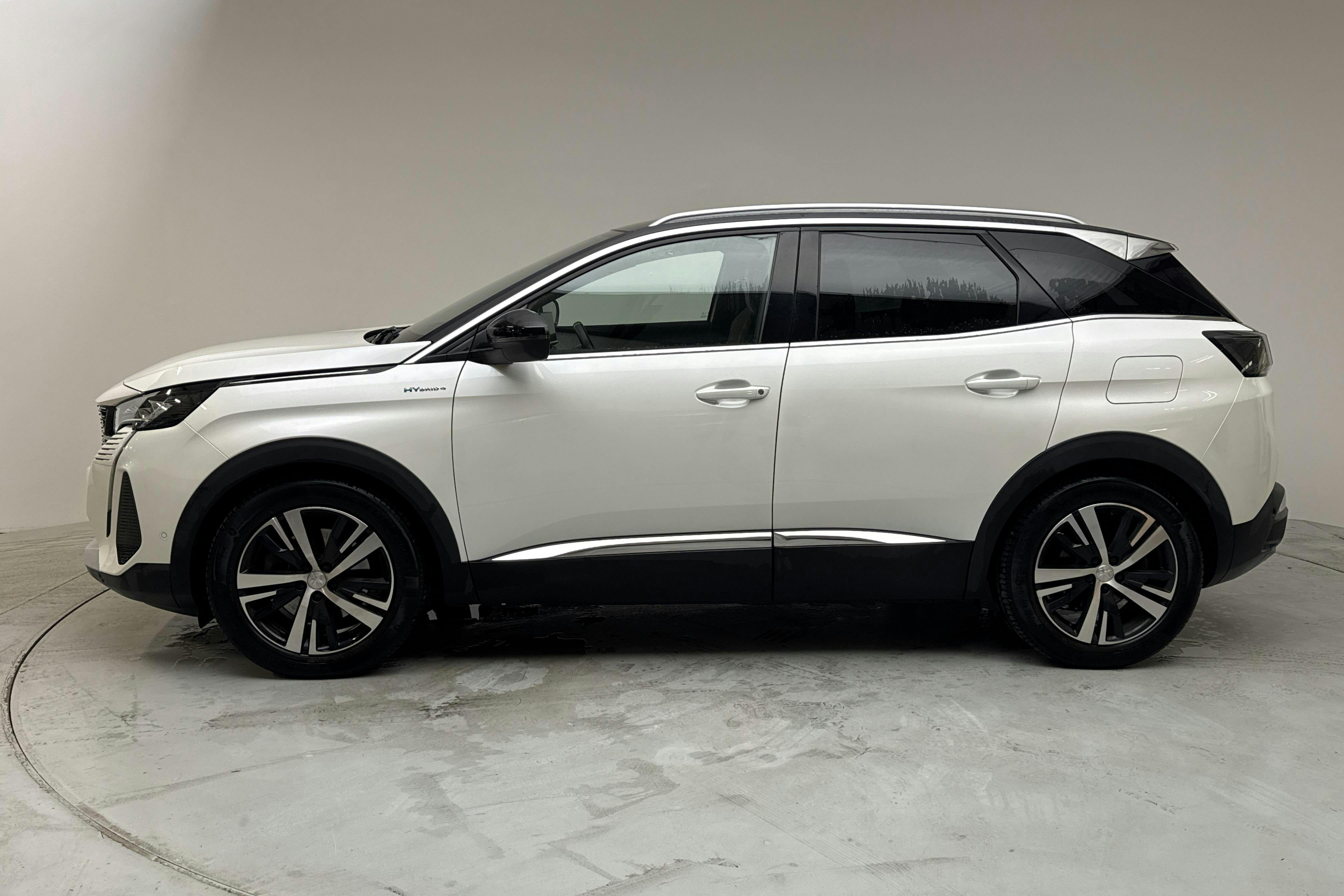 Peugeot 3008 1.6 Plug-in Hybrid 4 (300hk) - 6 425 mil - Automat - vit - 2021