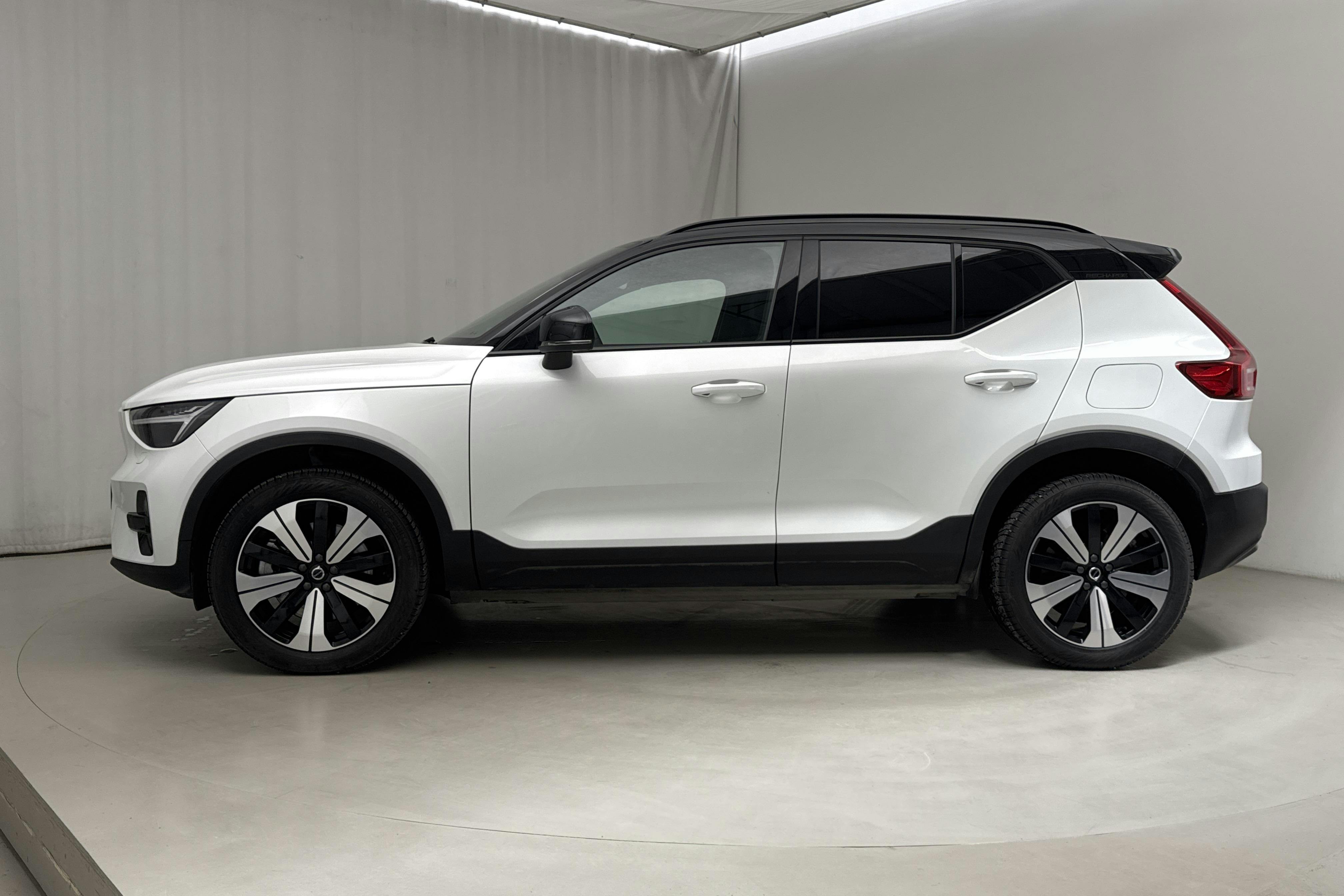 Volvo XC40 P6 Recharge (231hk) - 3 745 mil - Automat - vit - 2023