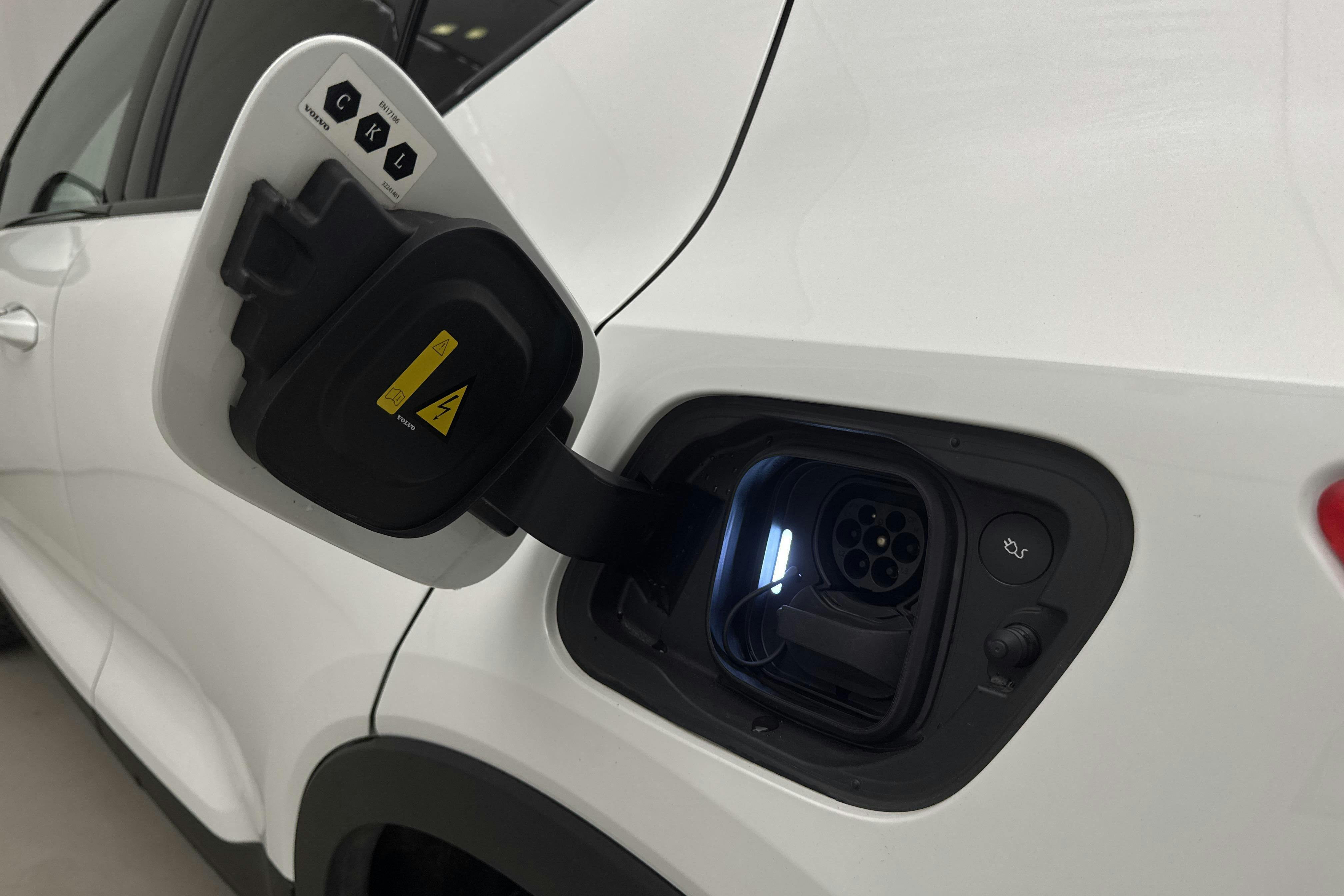 Volvo XC40 P6 Recharge (231hk) - 3 745 mil - Automat - vit - 2023