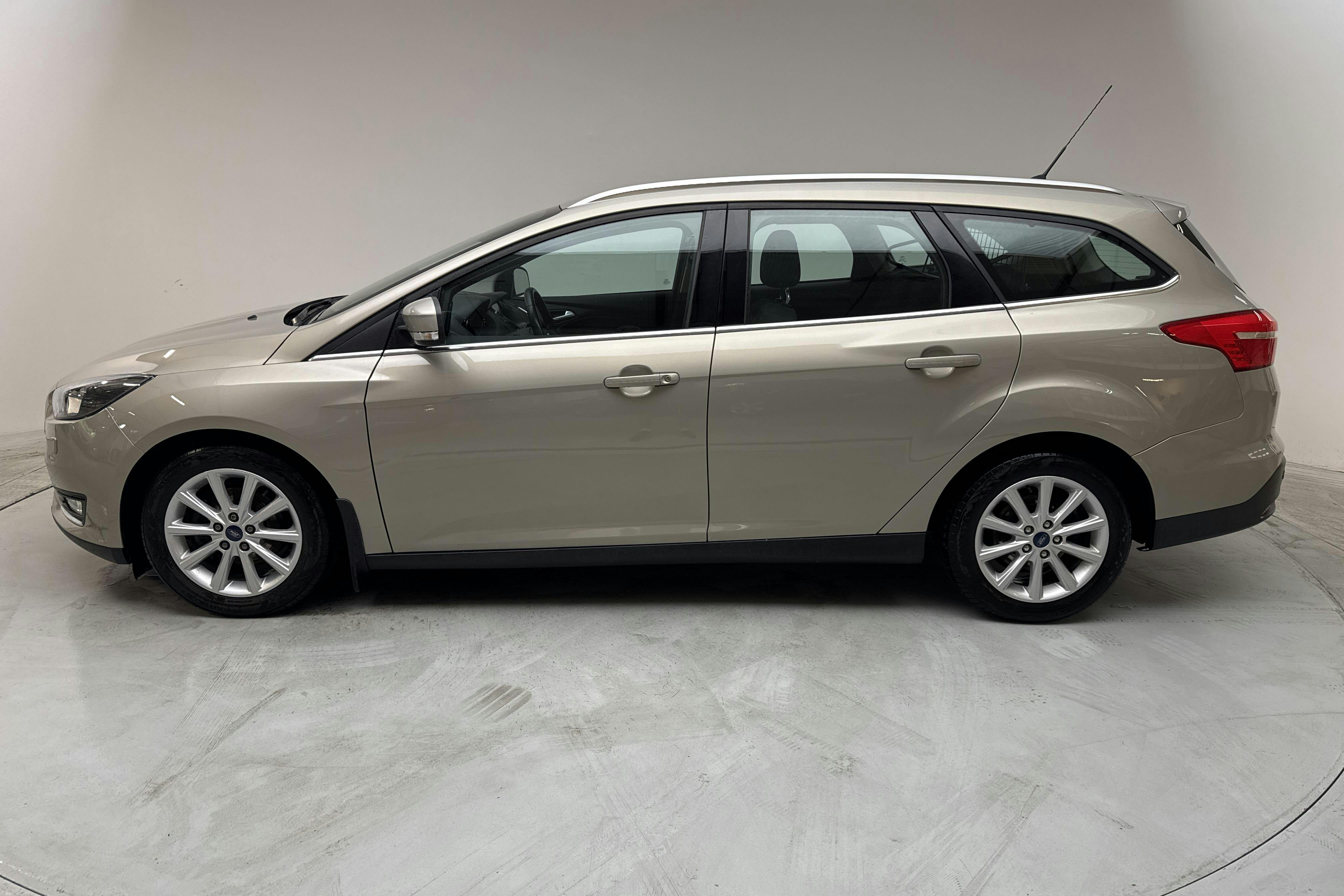 Ford Focus 1.0 EcoBoost Kombi (100hk) - 7 792 mil - Manuell - grå - 2016