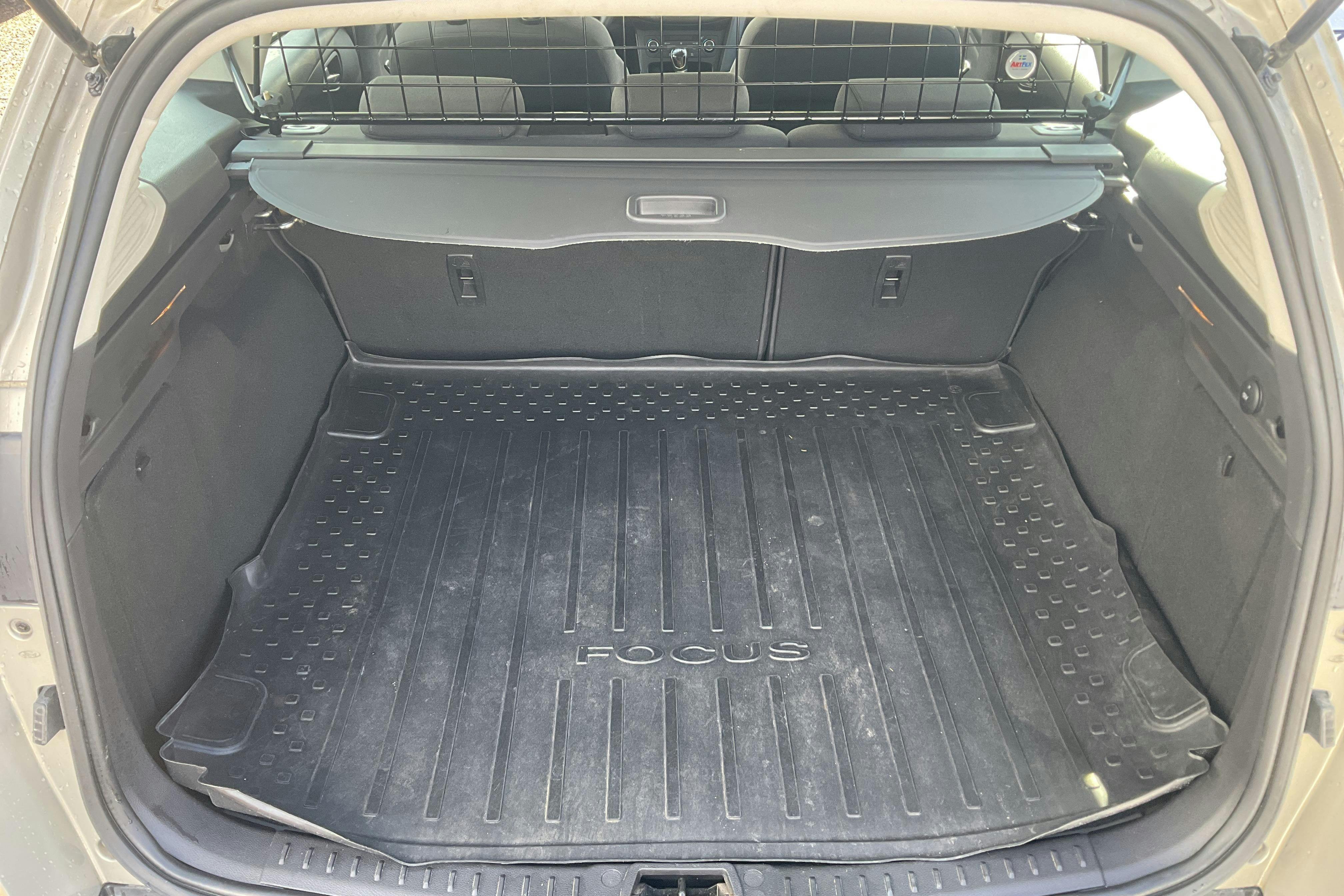 Ford Focus 1.0 EcoBoost Kombi (100hk) - 7 792 mil - Manuell - grå - 2016