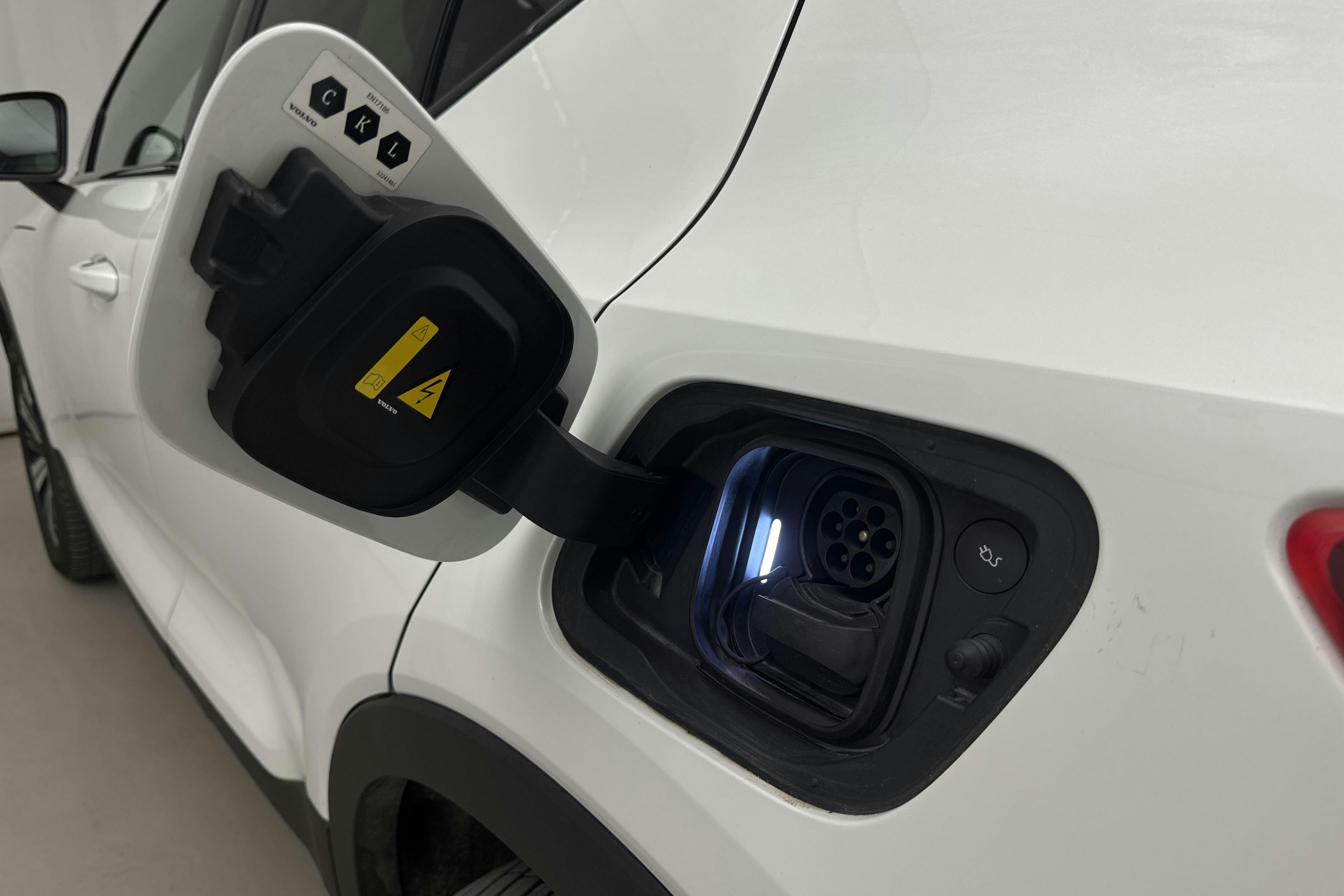 Volvo XC40 P6 Recharge (231hk) - 5 868 mil - Automat - vit - 2023