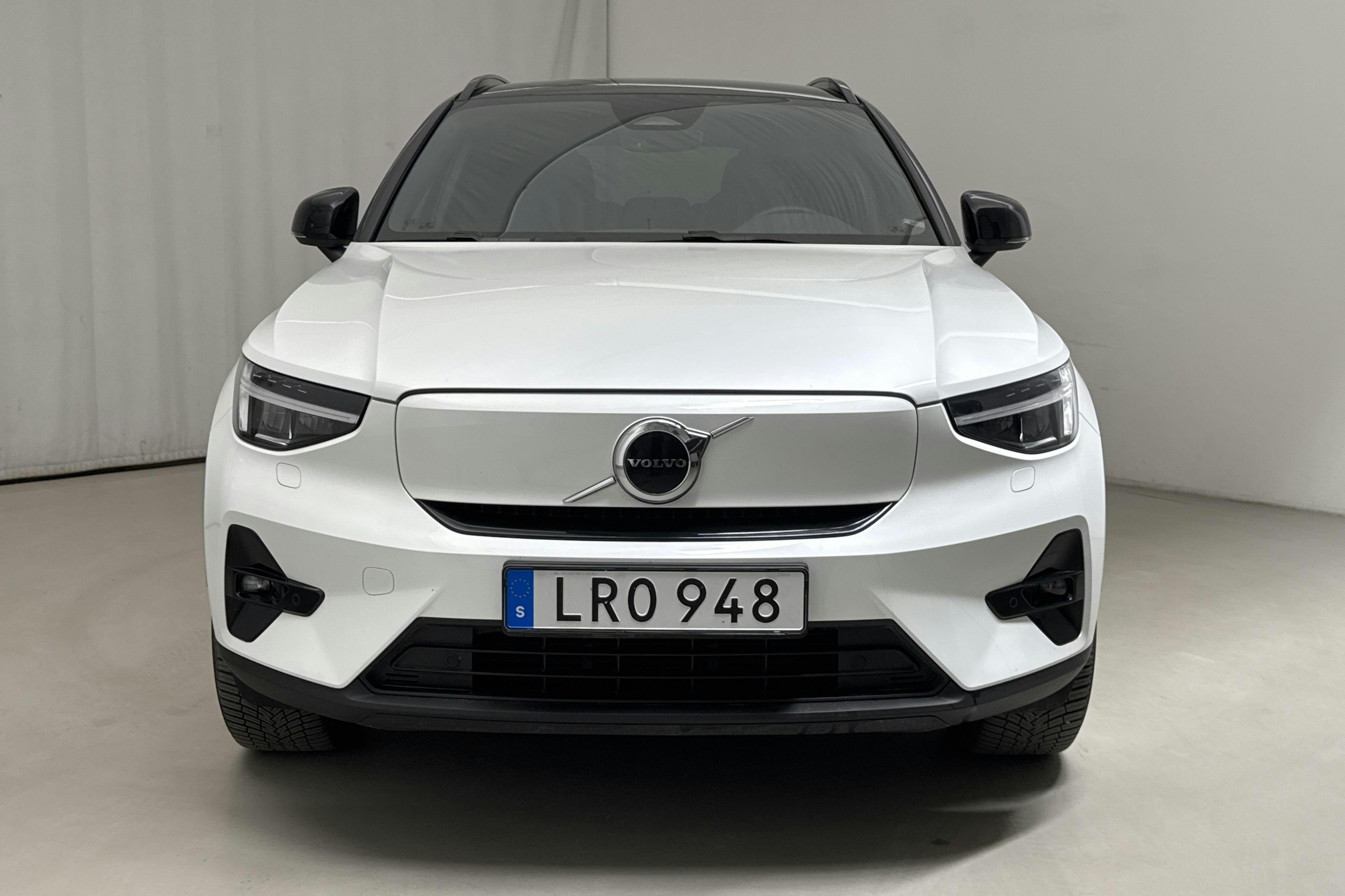 Volvo XC40 P6 Recharge (231hk) - 5 868 mil - Automat - vit - 2023