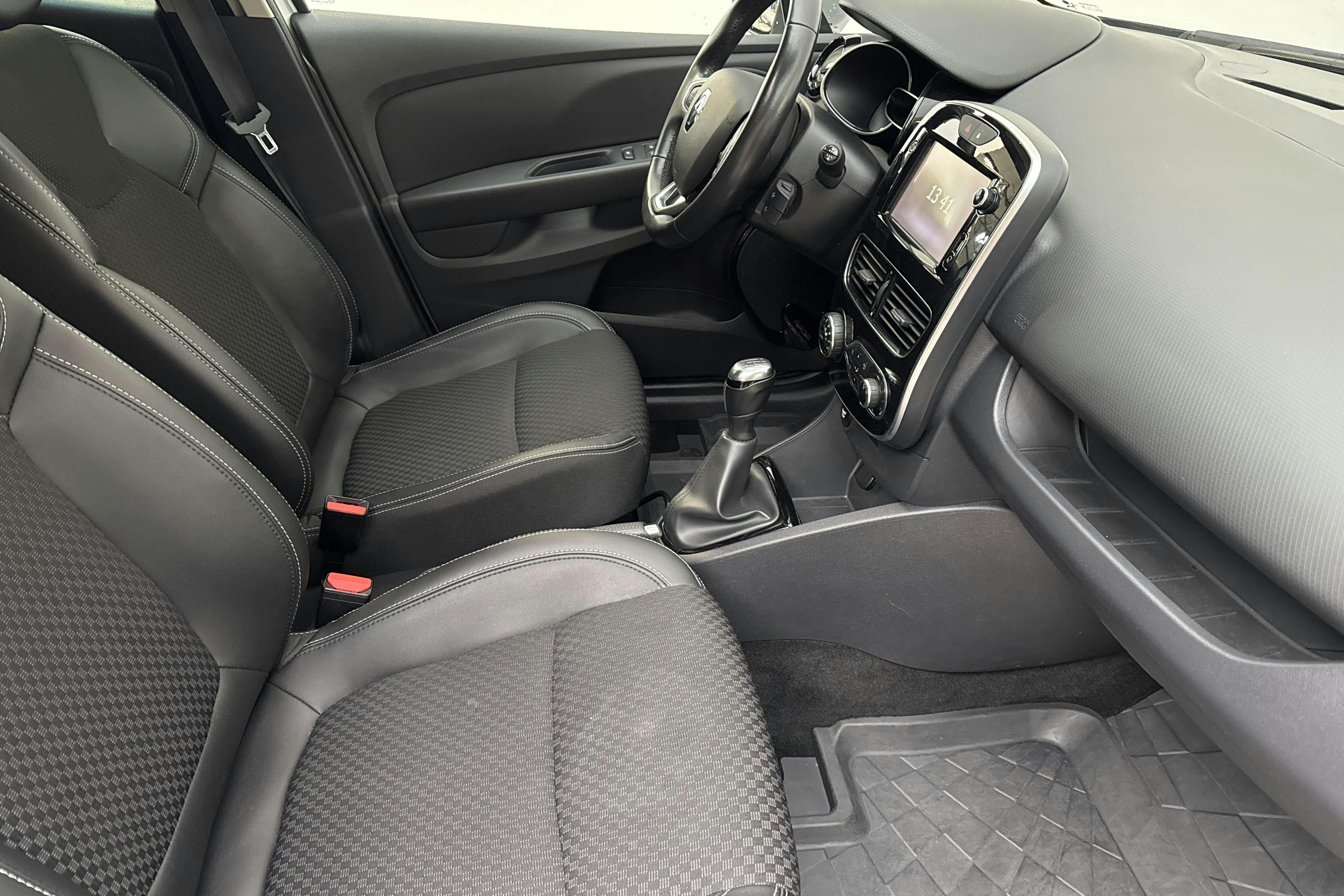 Renault Clio IV 0.9 TCe 90 5dr (90hk) - 4 329 mil - Manuell - silver - 2018