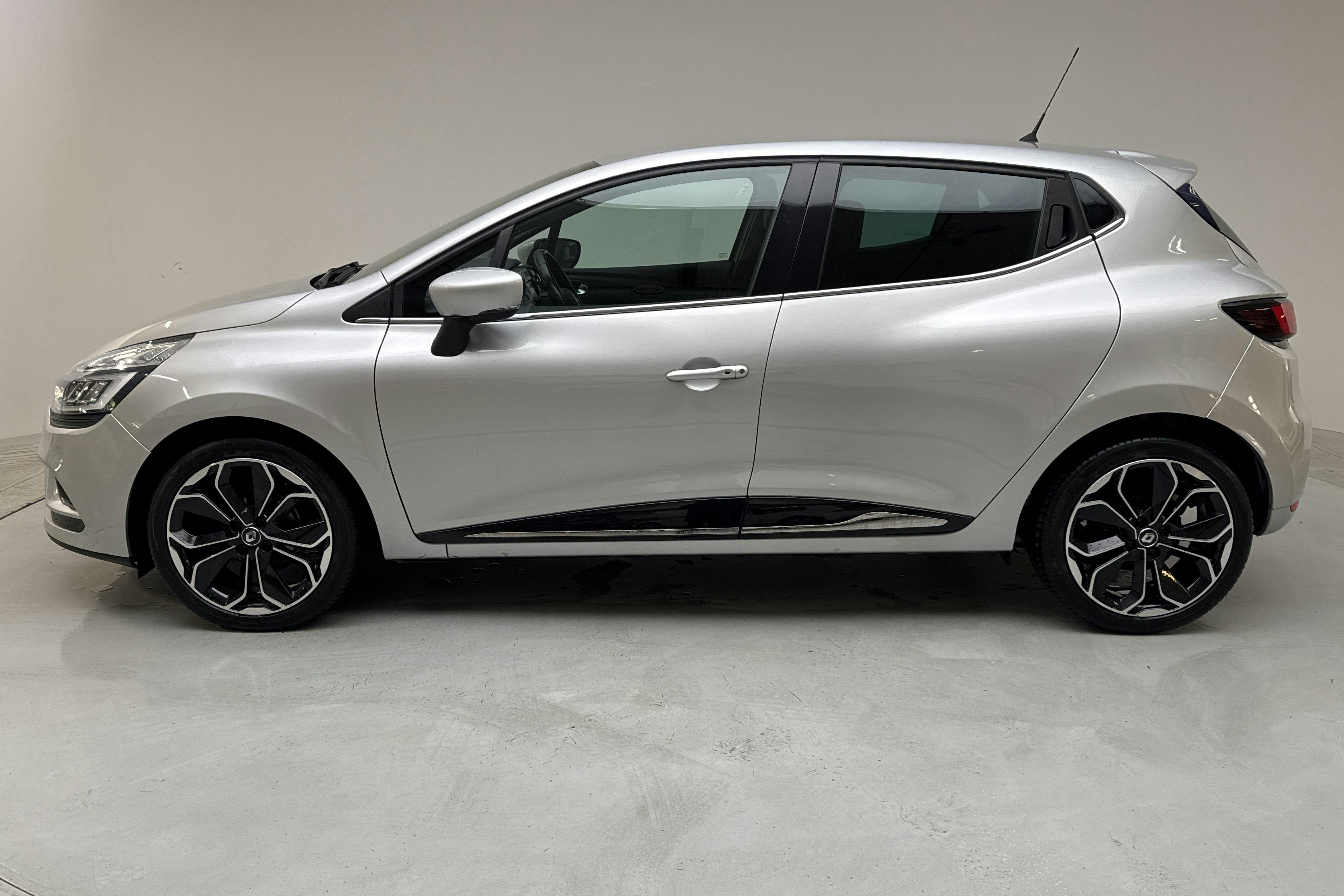 Renault Clio IV 0.9 TCe 90 5dr (90hk) - 4 329 mil - Manuell - silver - 2018