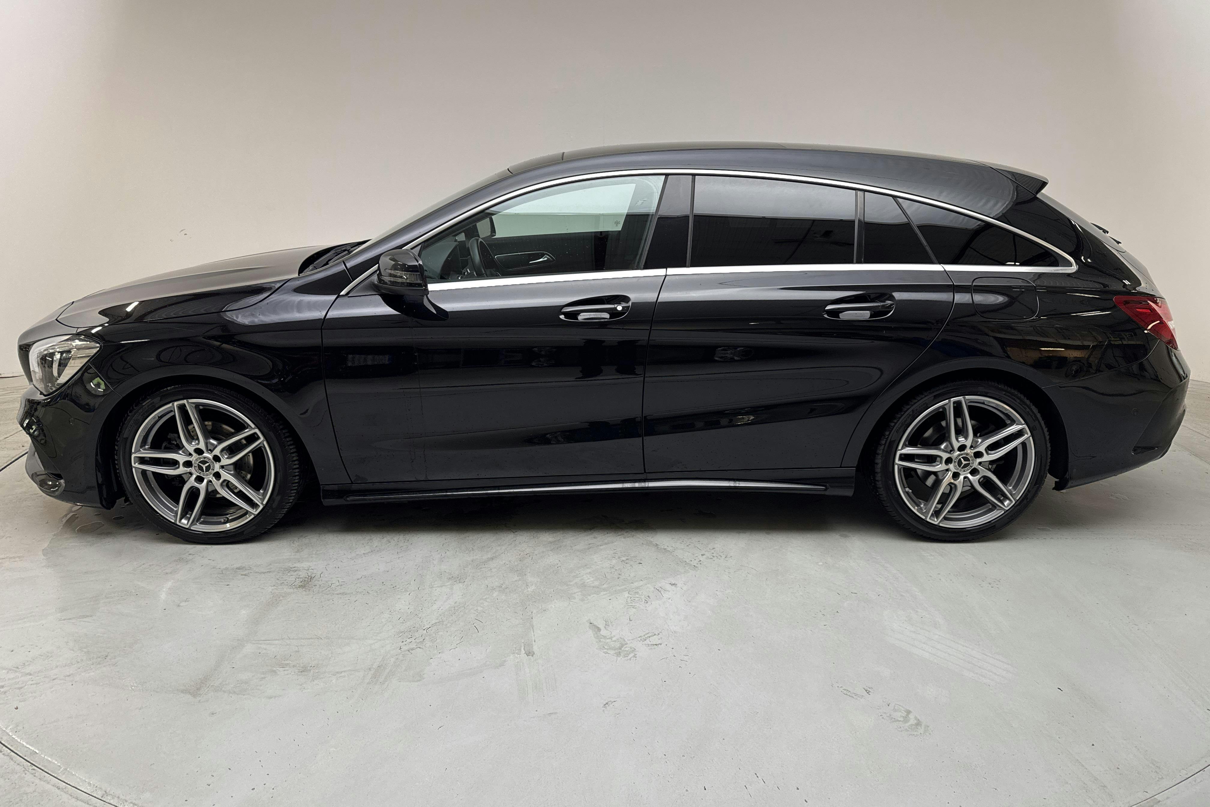 Mercedes CLA 180 Shooting Brake X117 (122hk) - 11 233 mil - Automat - svart - 2019