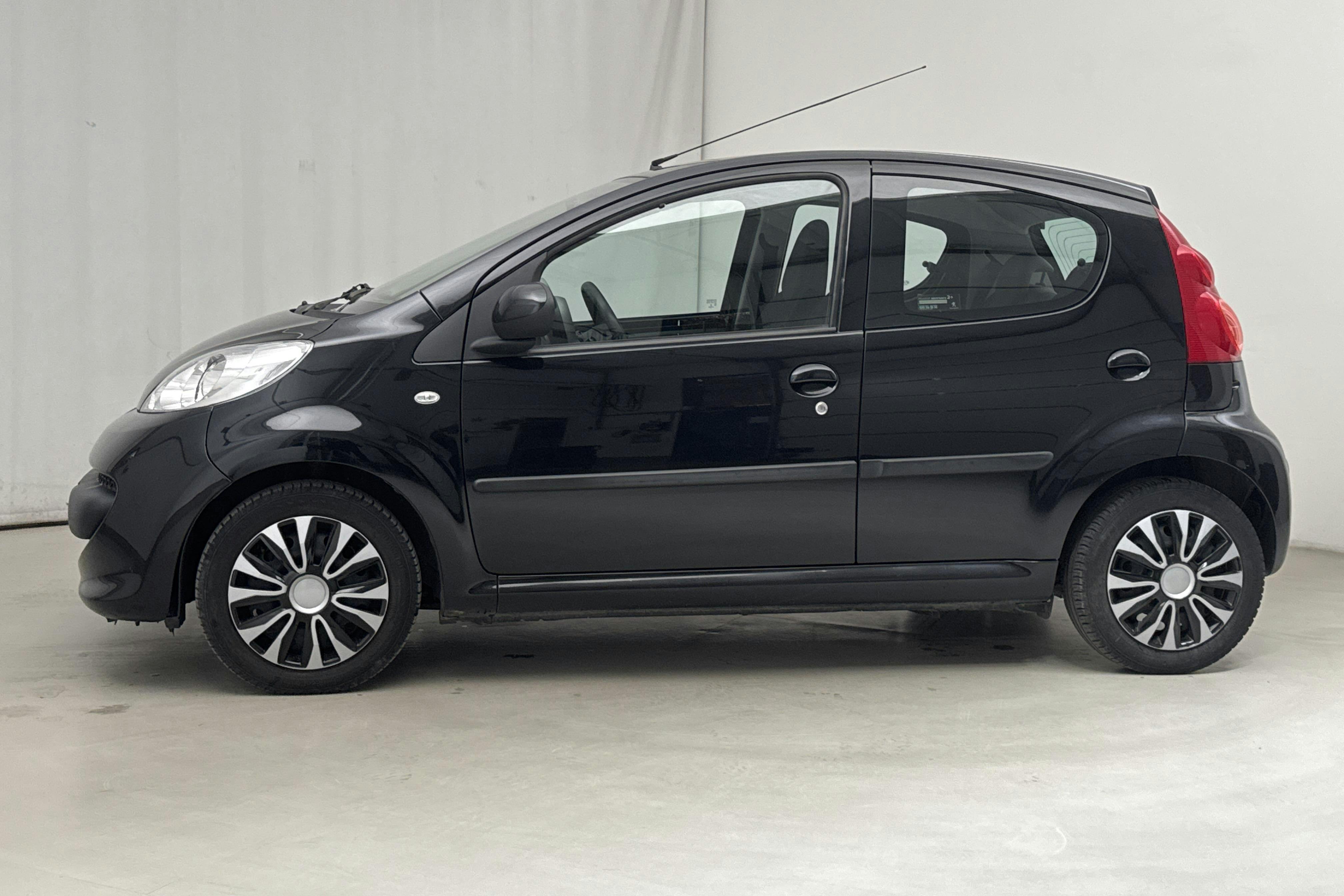 Peugeot 107 1.0 5dr (68hk) - 6 705 mil - Manuell - svart - 2009
