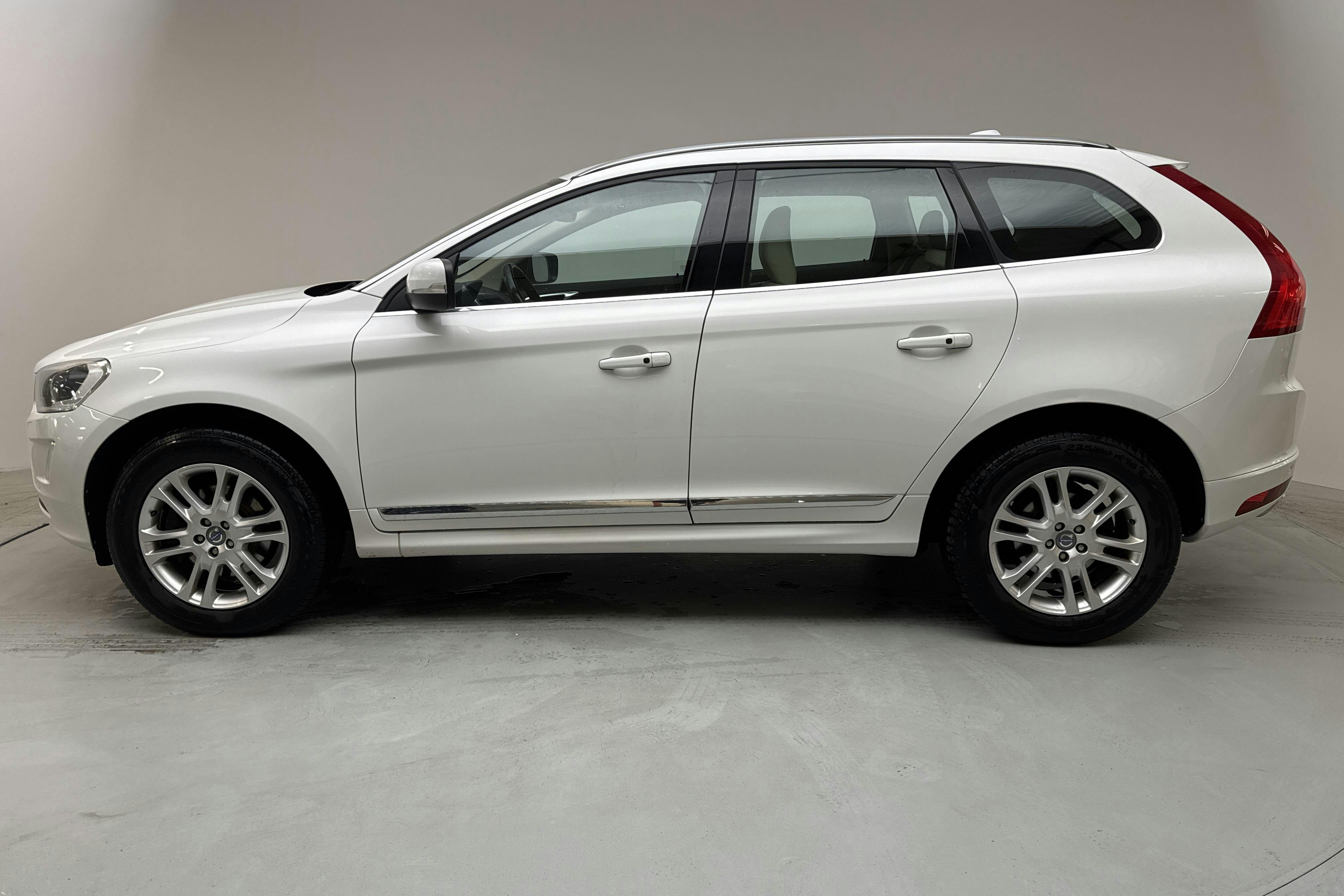 Volvo XC60 D4 AWD (181hk) - 16 273 mil - Automat - vit - 2015