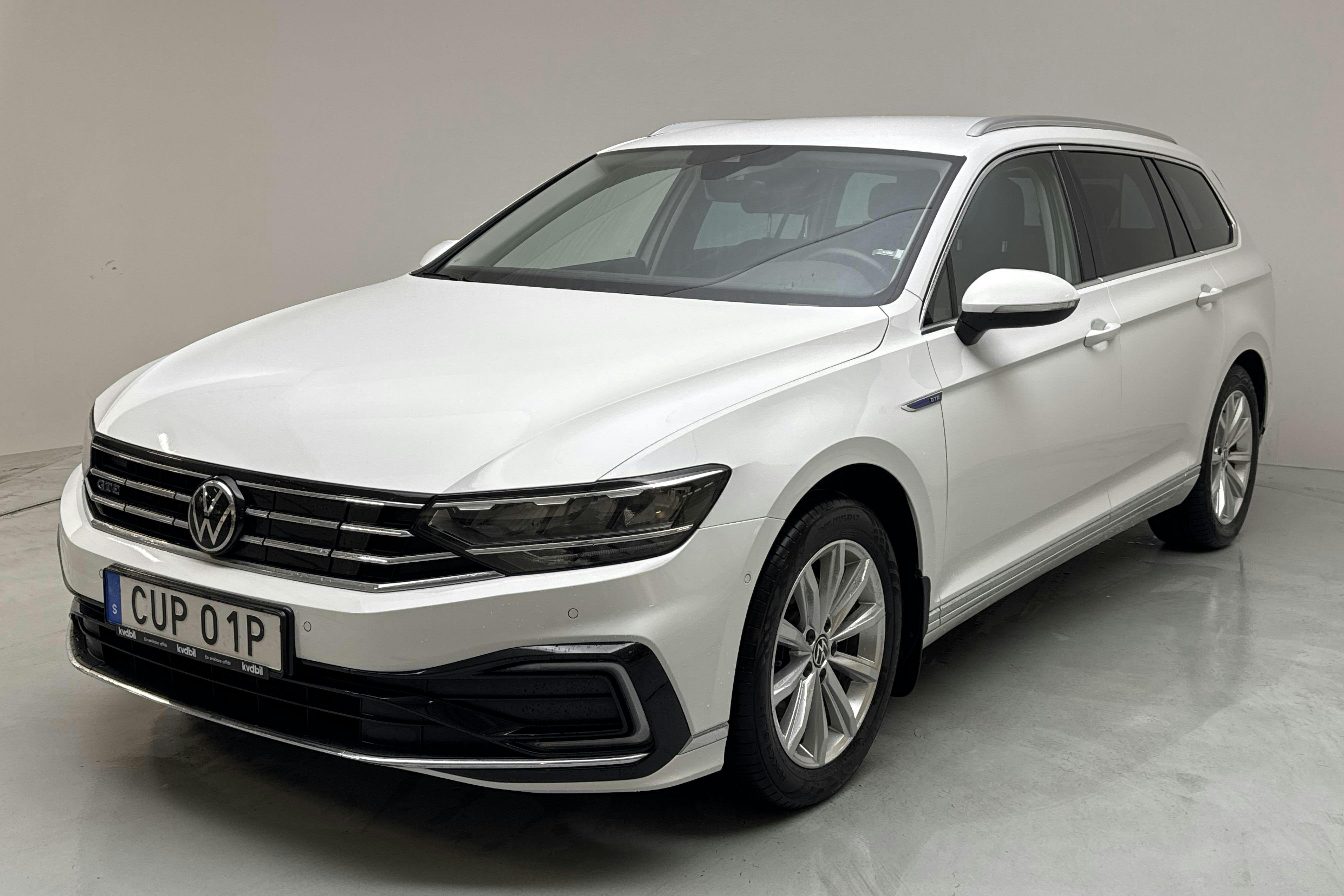 VW Passat 1.4 GTE Sportscombi (218hk) - 9 335 mil - Automat - vit - 2021