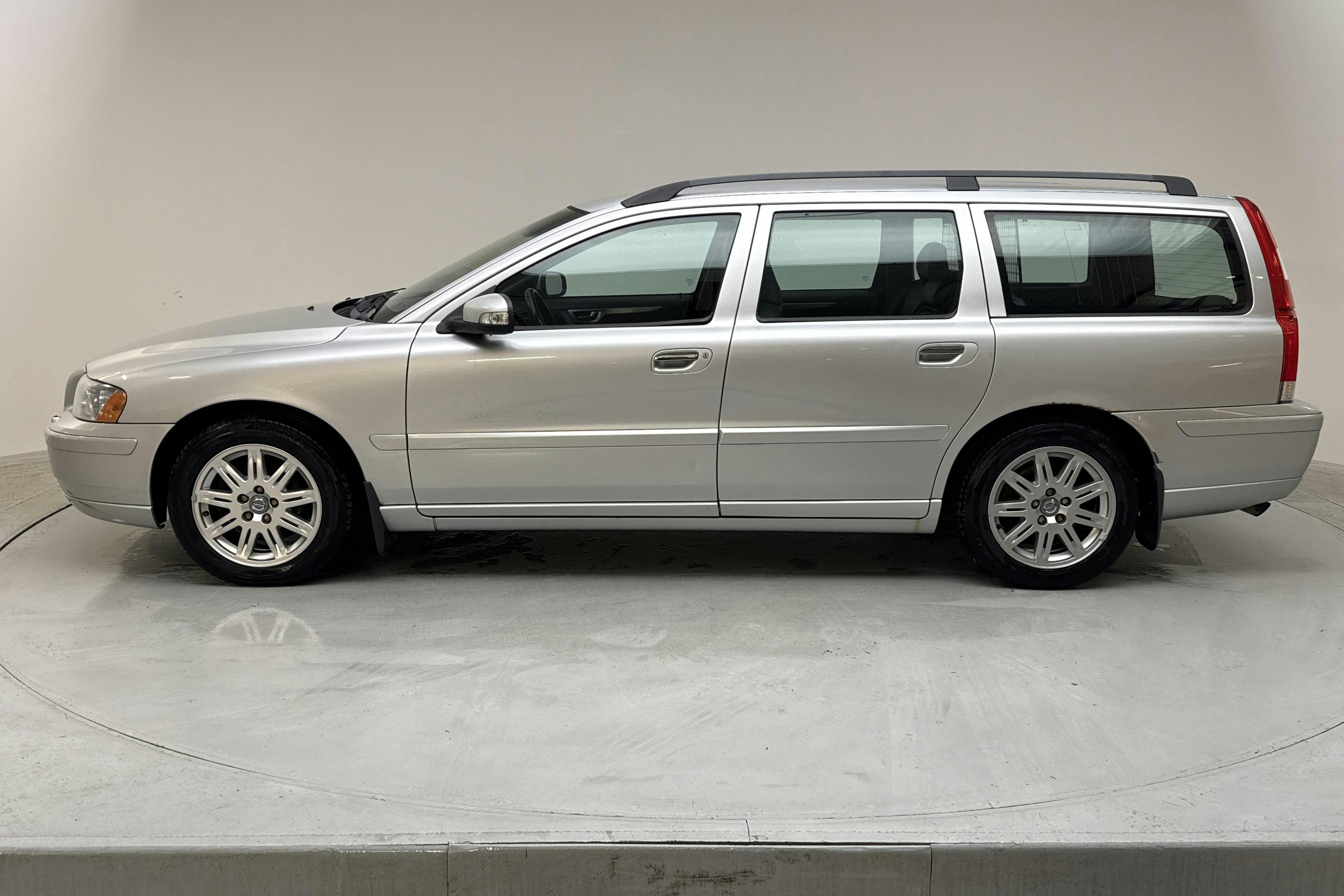 Volvo V70 2.4D (163hk) - 24 901 mil - Manuell - Light Grey - 2008