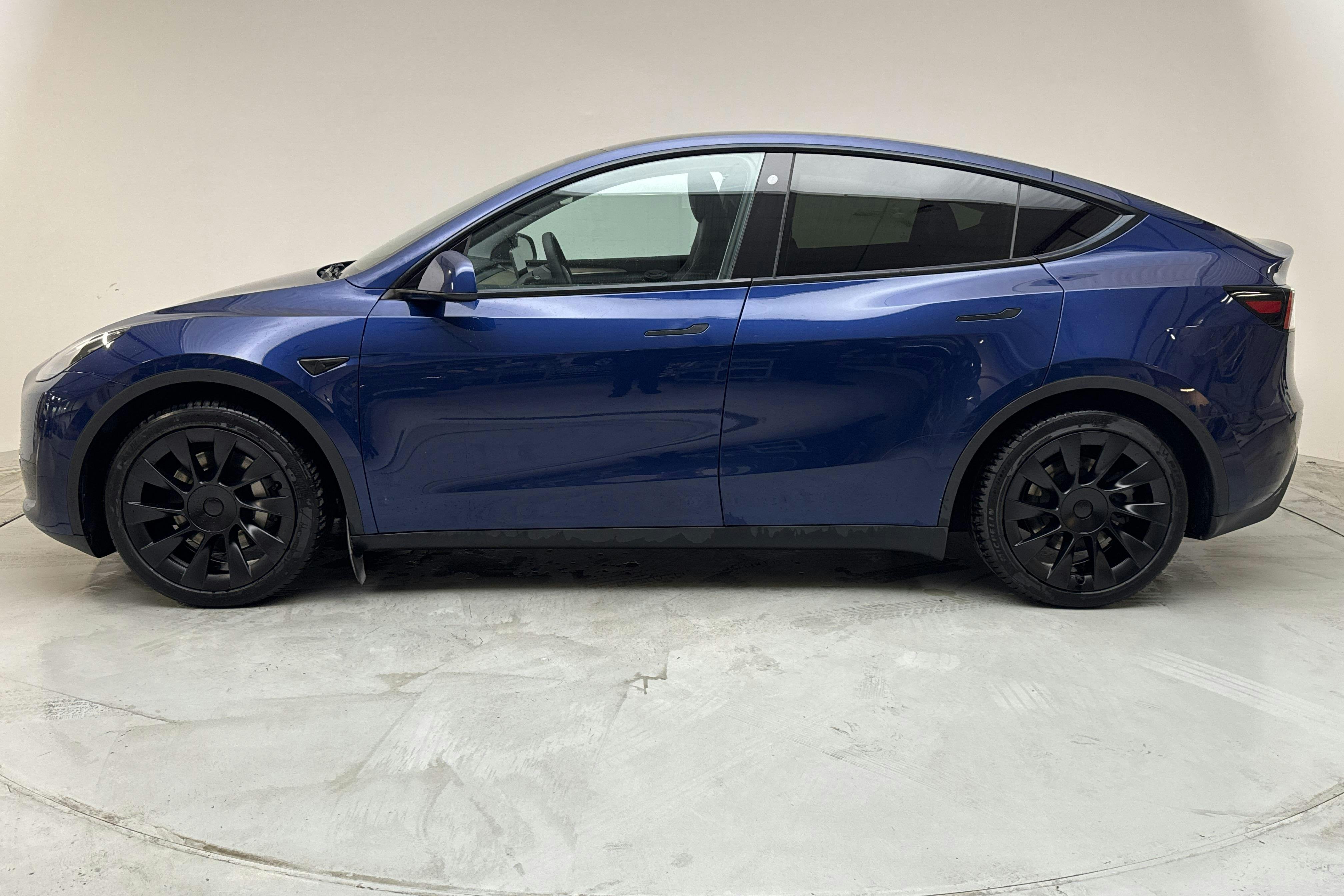 Tesla Model Y Standard Range RWD - 7 302 mil - Automat - blå - 2023