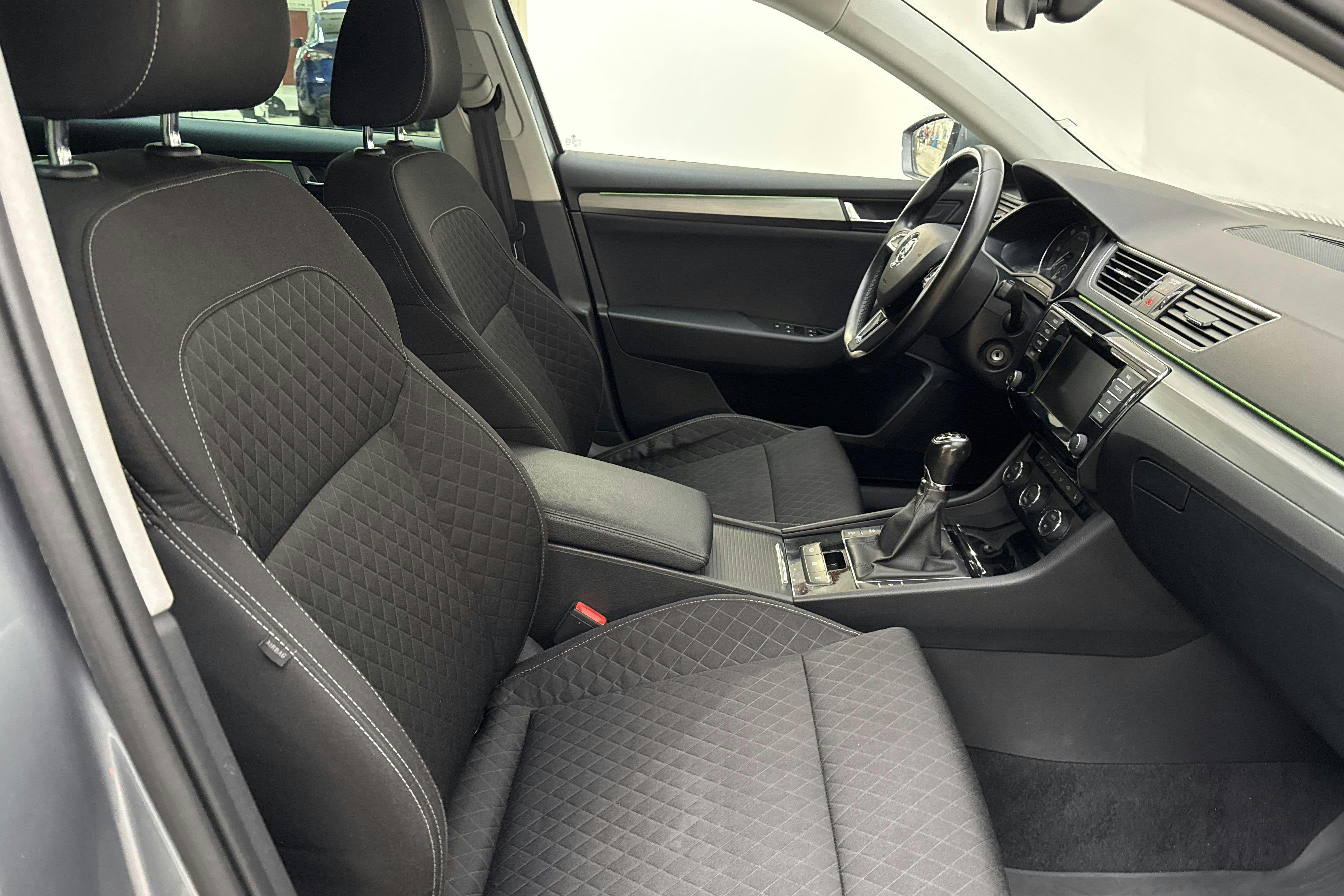 Skoda Superb 2.0 TDI Kombi (190hk) - 11 912 mil - Manuell - grå - 2016