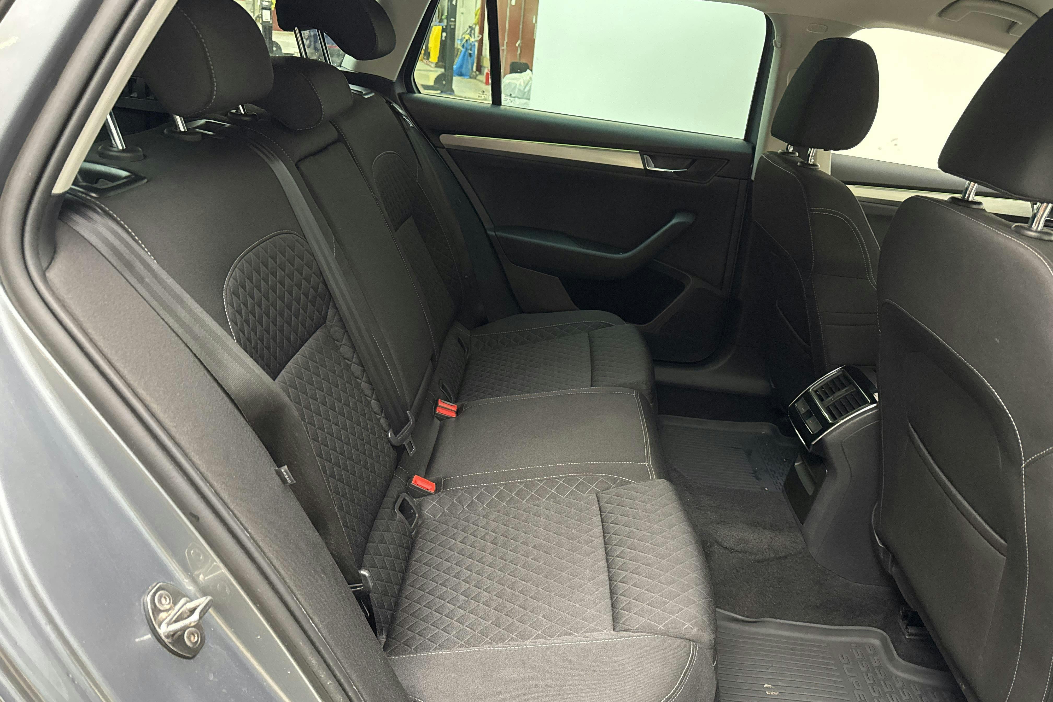 Skoda Superb 2.0 TDI Kombi (190hk) - 11 912 mil - Manuell - grå - 2016