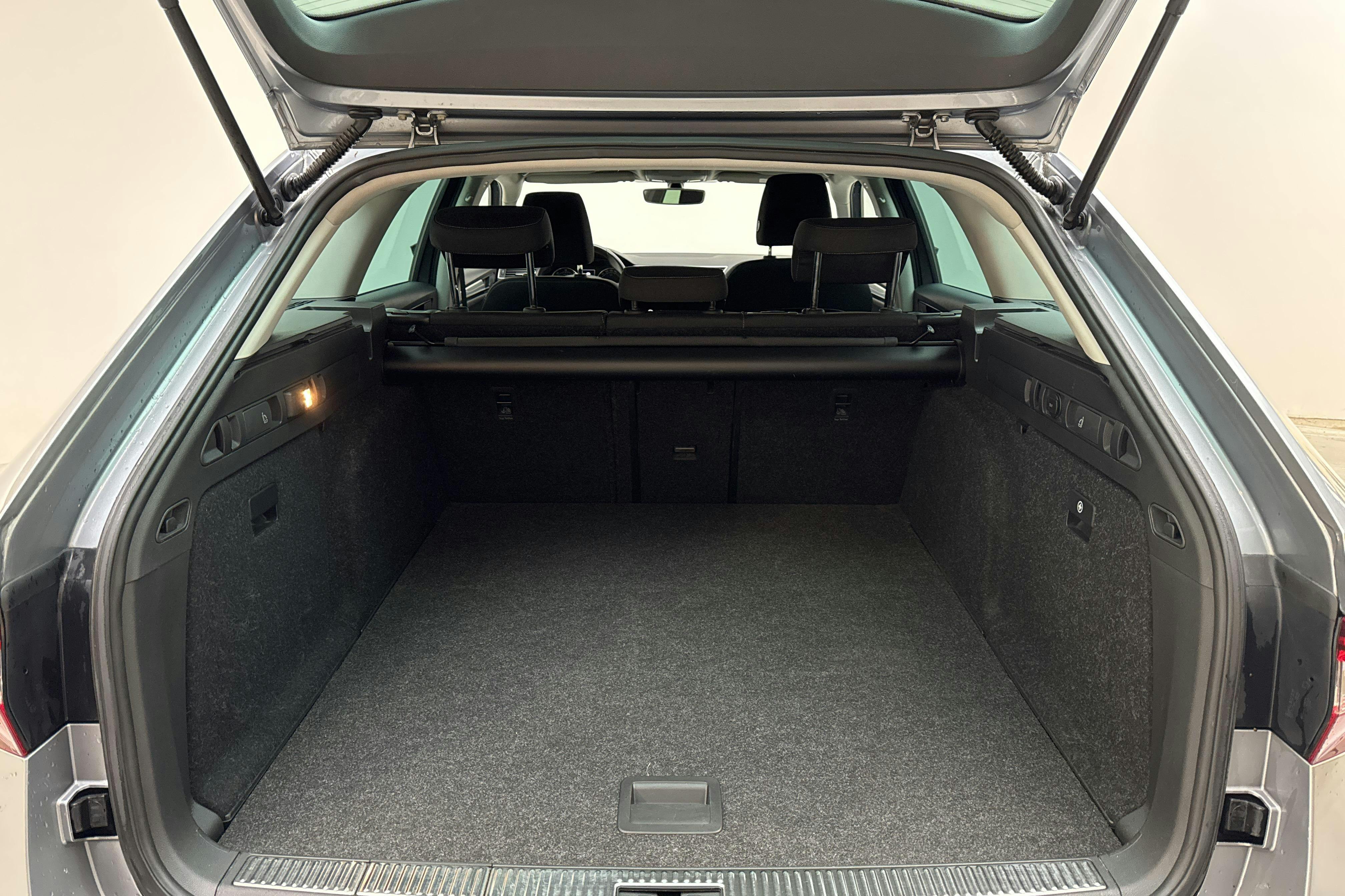 Skoda Superb 2.0 TDI Kombi (190hk) - 11 912 mil - Manuell - grå - 2016