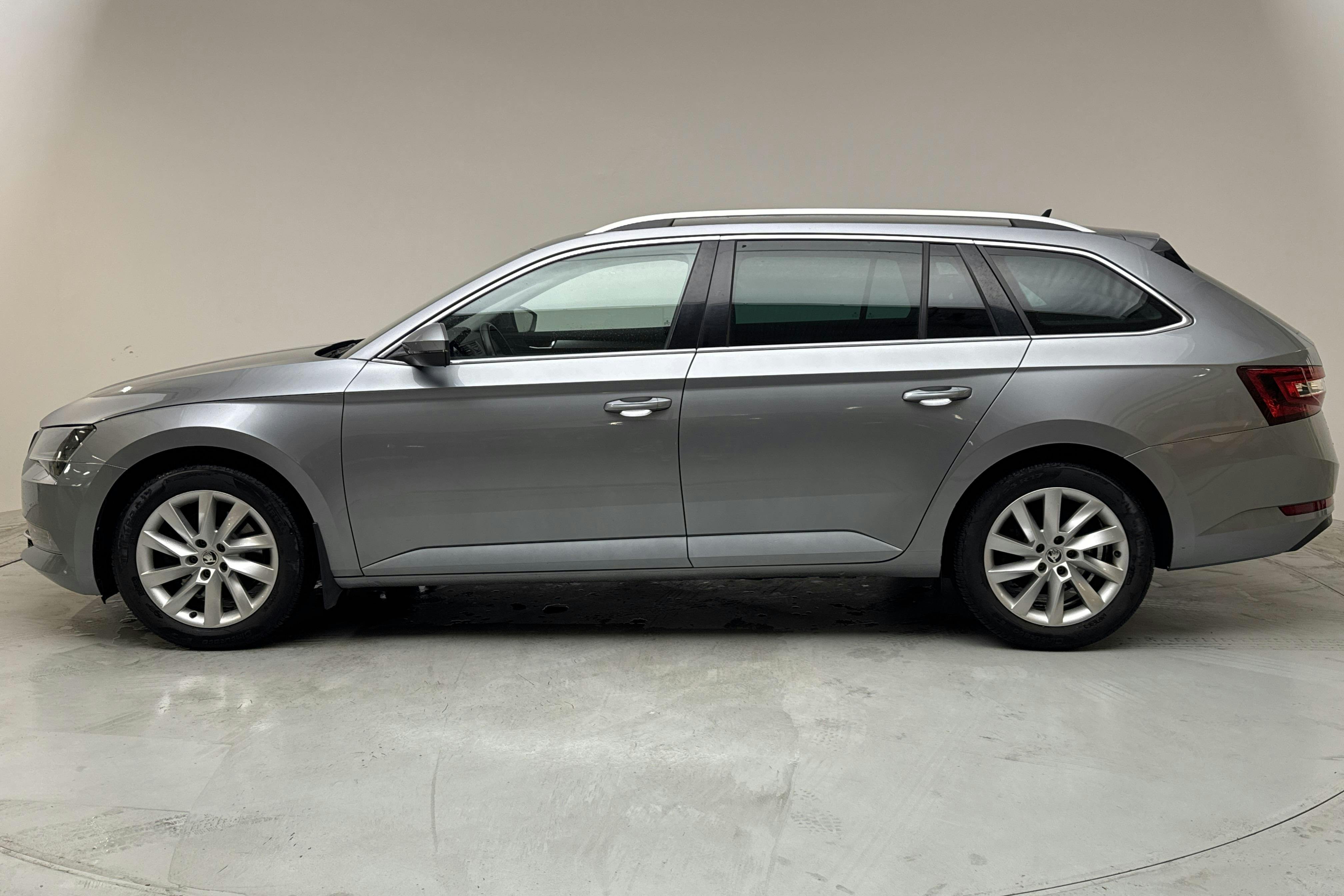 Skoda Superb 2.0 TDI Kombi (190hk) - 11 912 mil - Manuell - grå - 2016