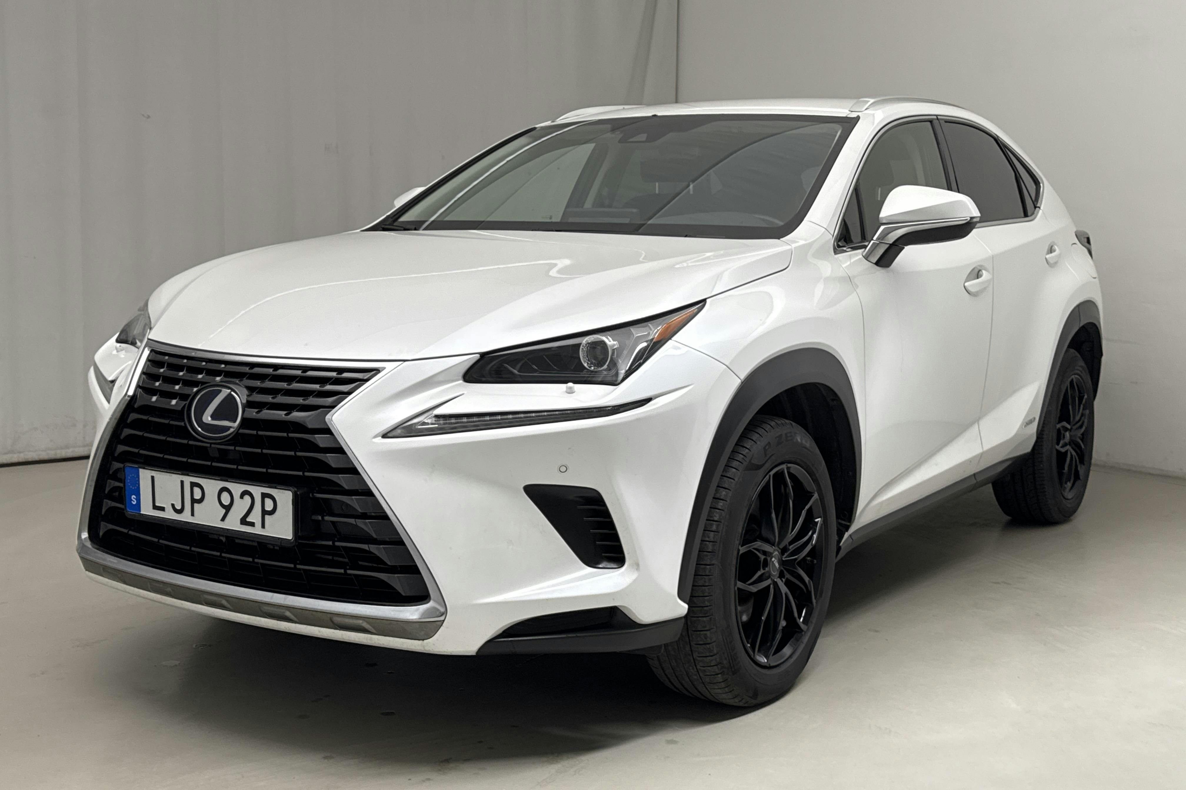 Lexus NX 300h AWD (197hk) - 13 007 mil - Automat - vit - 2019