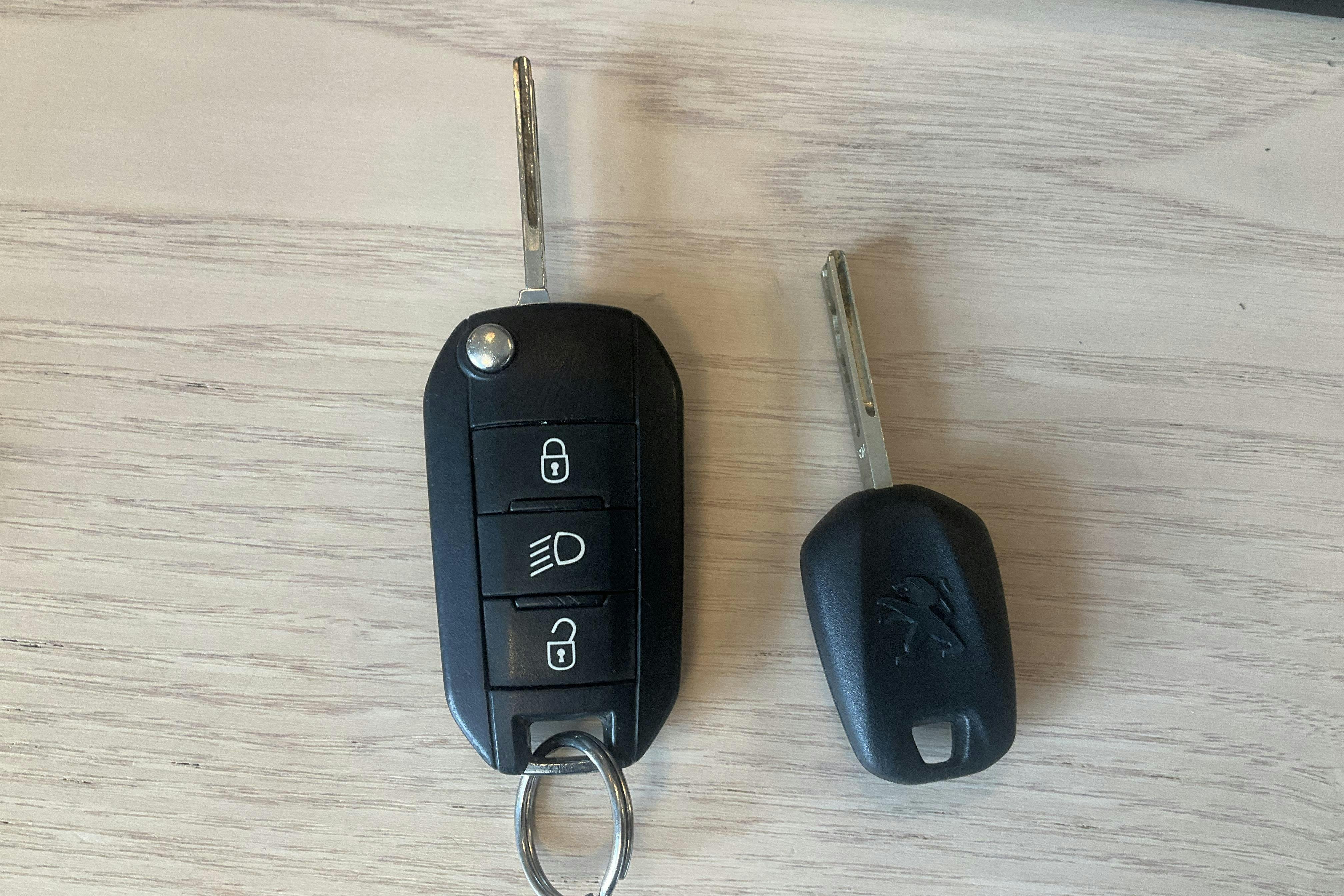 Peugeot 308 PureTech 5dr (130hk) - 12 205 mil - Automat - svart - 2015