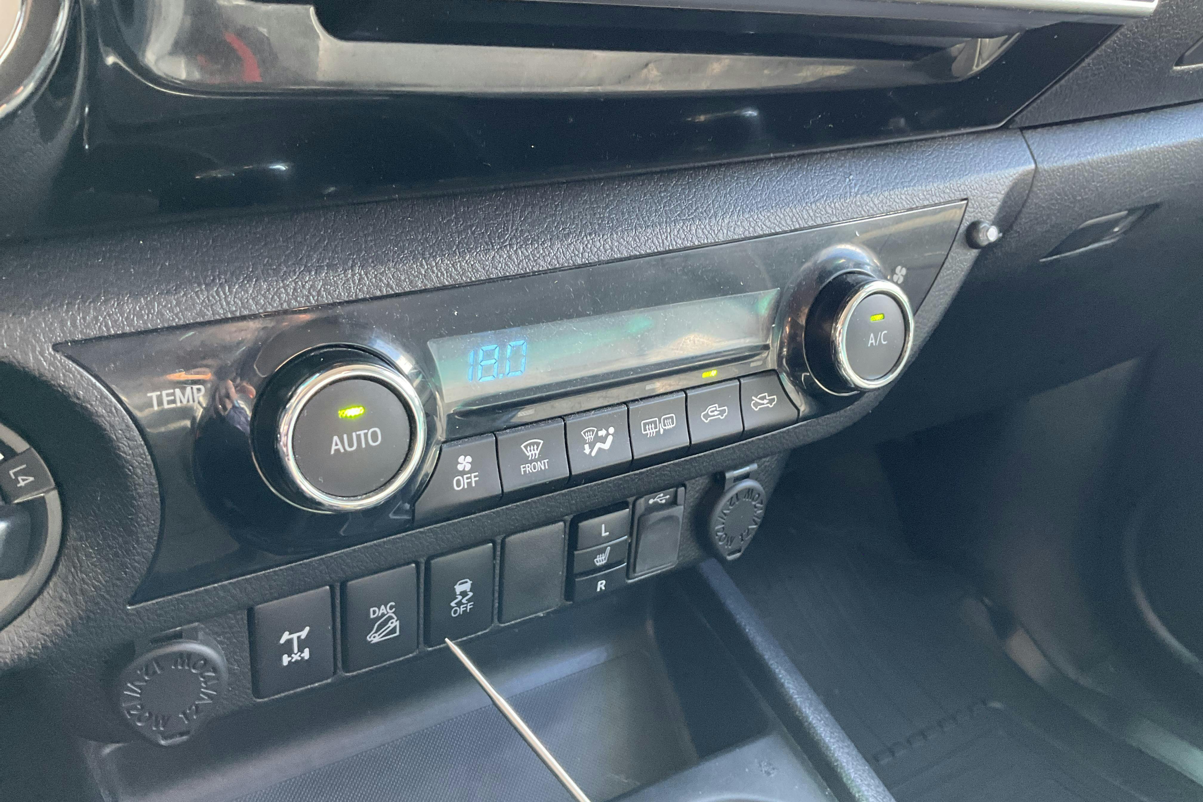 Toyota Hilux 2.4 D 4WD (150hk) - 19 984 mil - Automat - svart - 2018