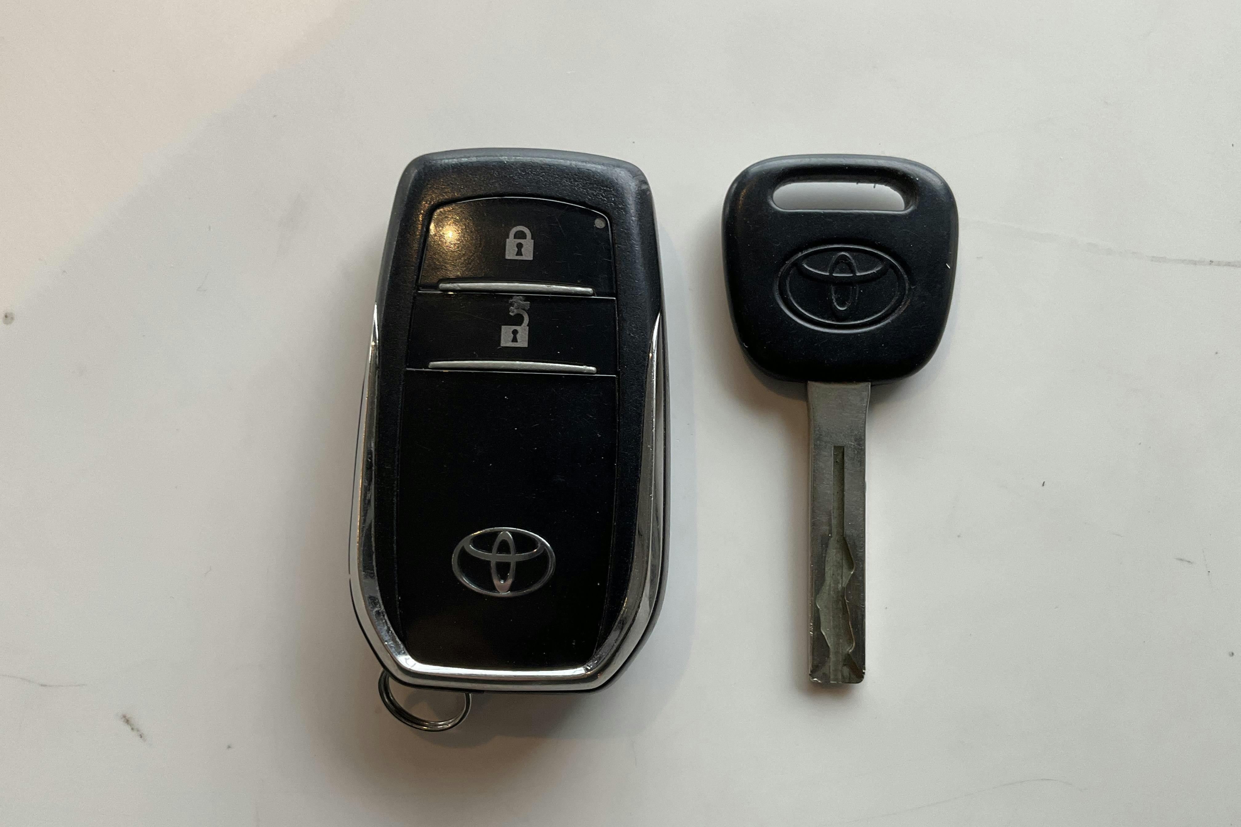 Toyota Hilux 2.4 D 4WD (150hk) - 19 984 mil - Automat - svart - 2018