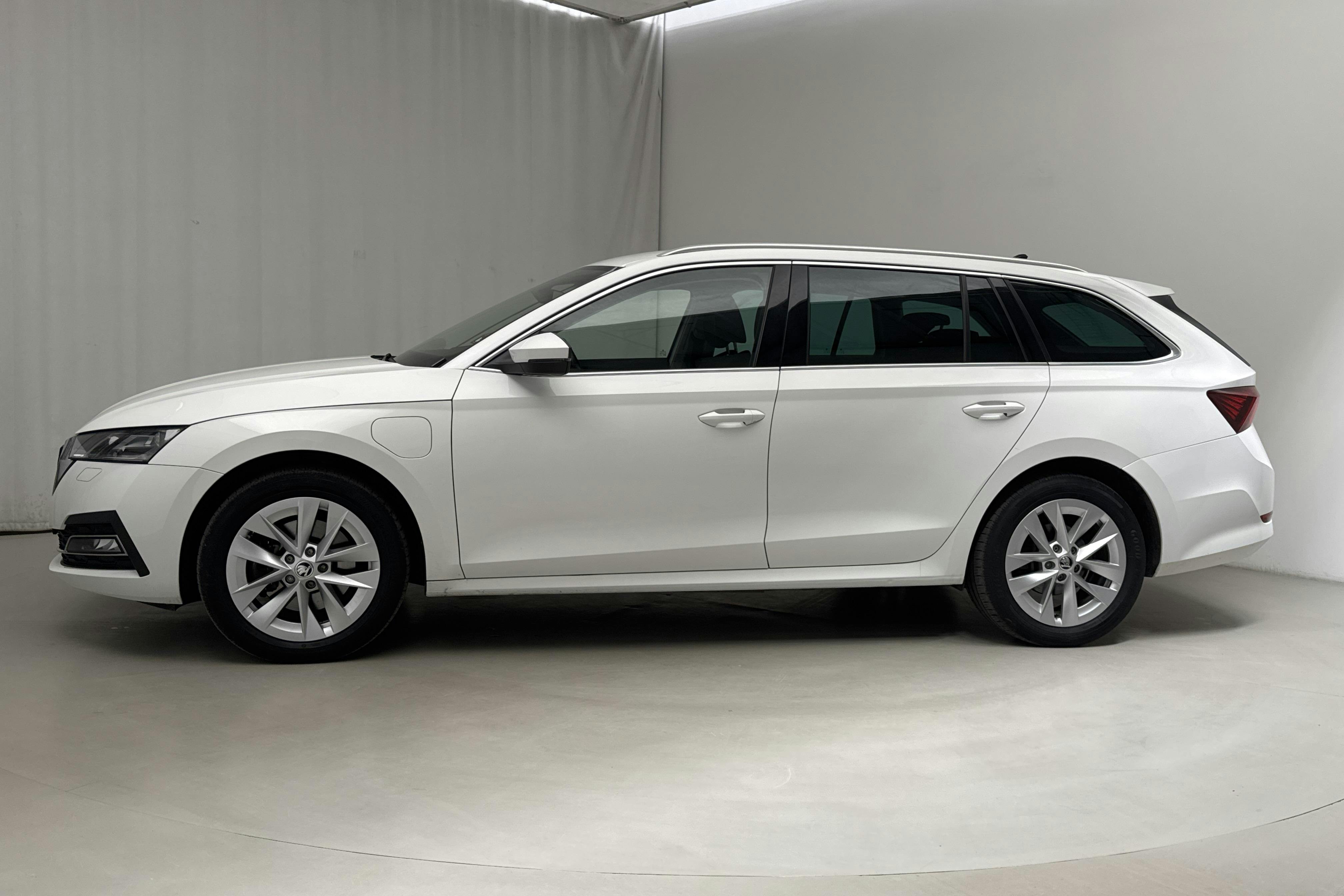 Skoda Octavia 1.4 iV PHEV Combi (204hk) - 6 104 mil - Automat - vit - 2022
