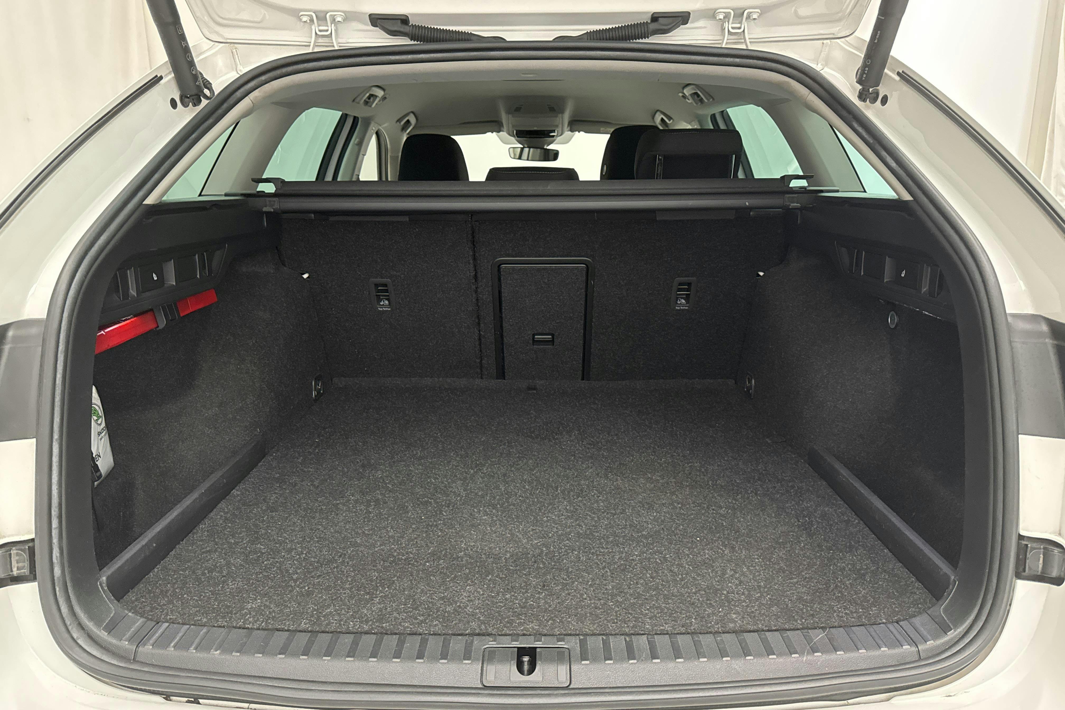 Skoda Octavia 1.4 iV PHEV Combi (204hk) - 6 104 mil - Automat - vit - 2022