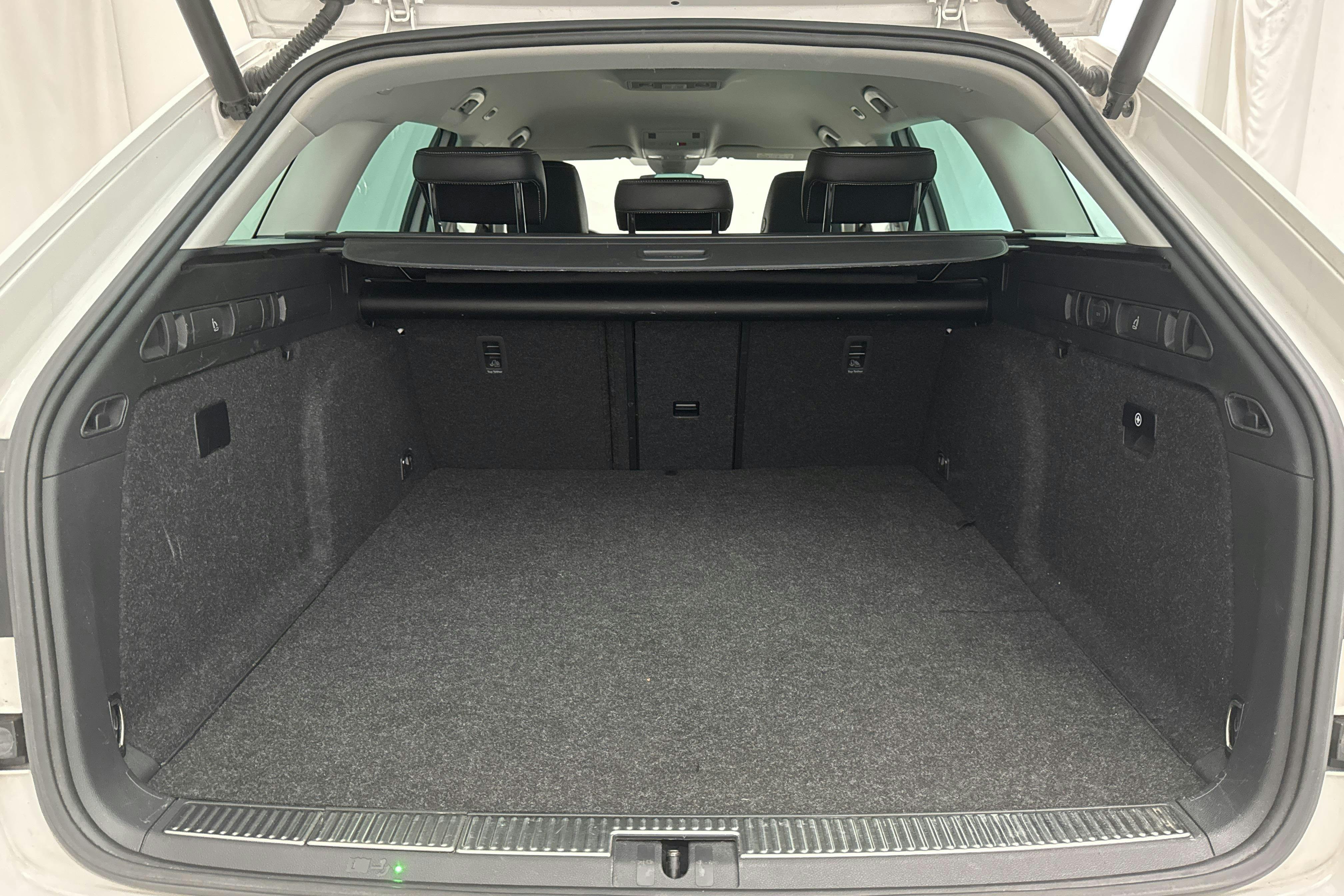 Skoda Superb 1.4 TSI PHEV Kombi (218hk) - 6 530 mil - Automat - vit - 2021