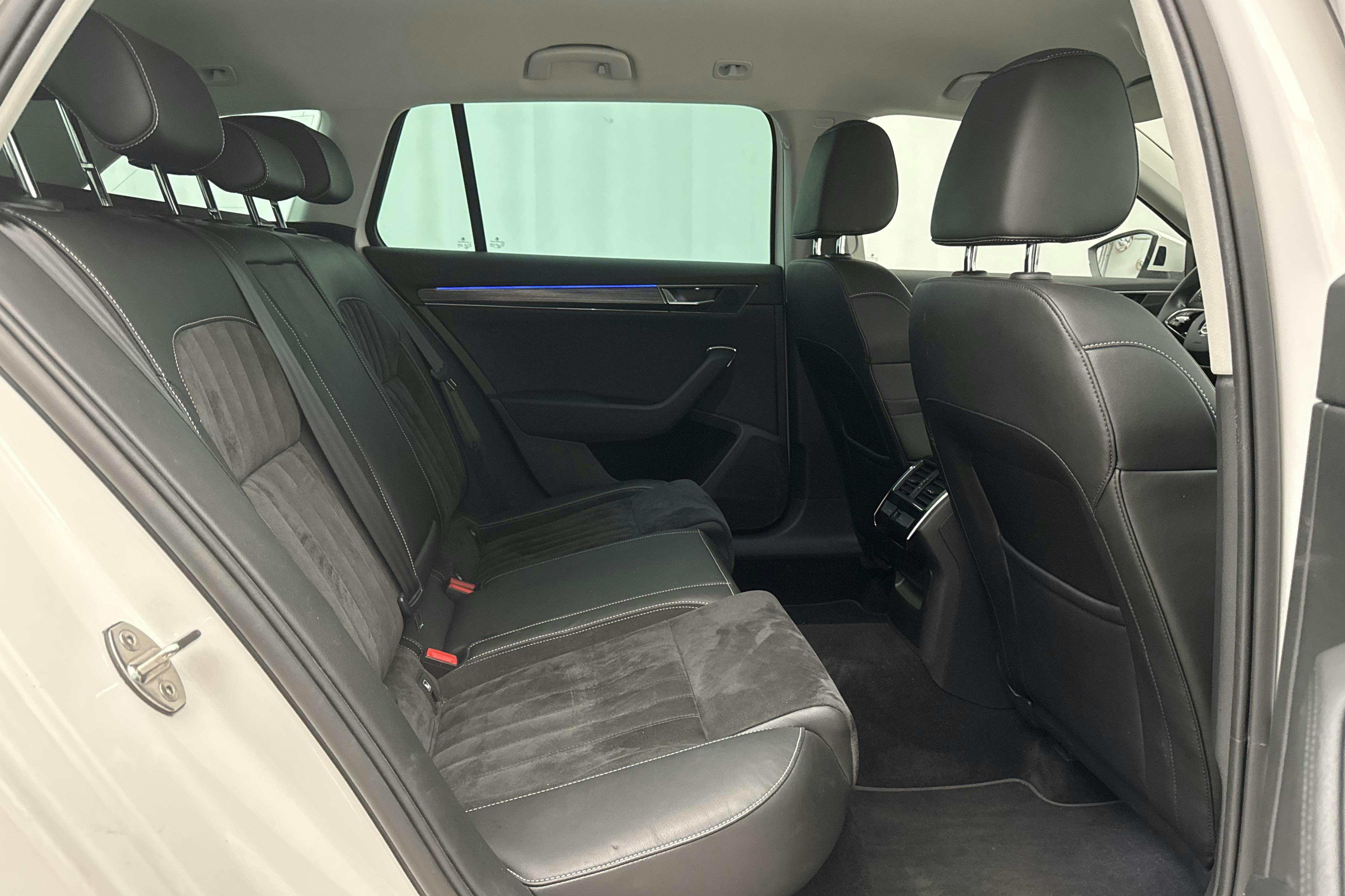 Skoda Superb 1.4 TSI PHEV Kombi (218hk) - 6 530 mil - Automat - vit - 2021