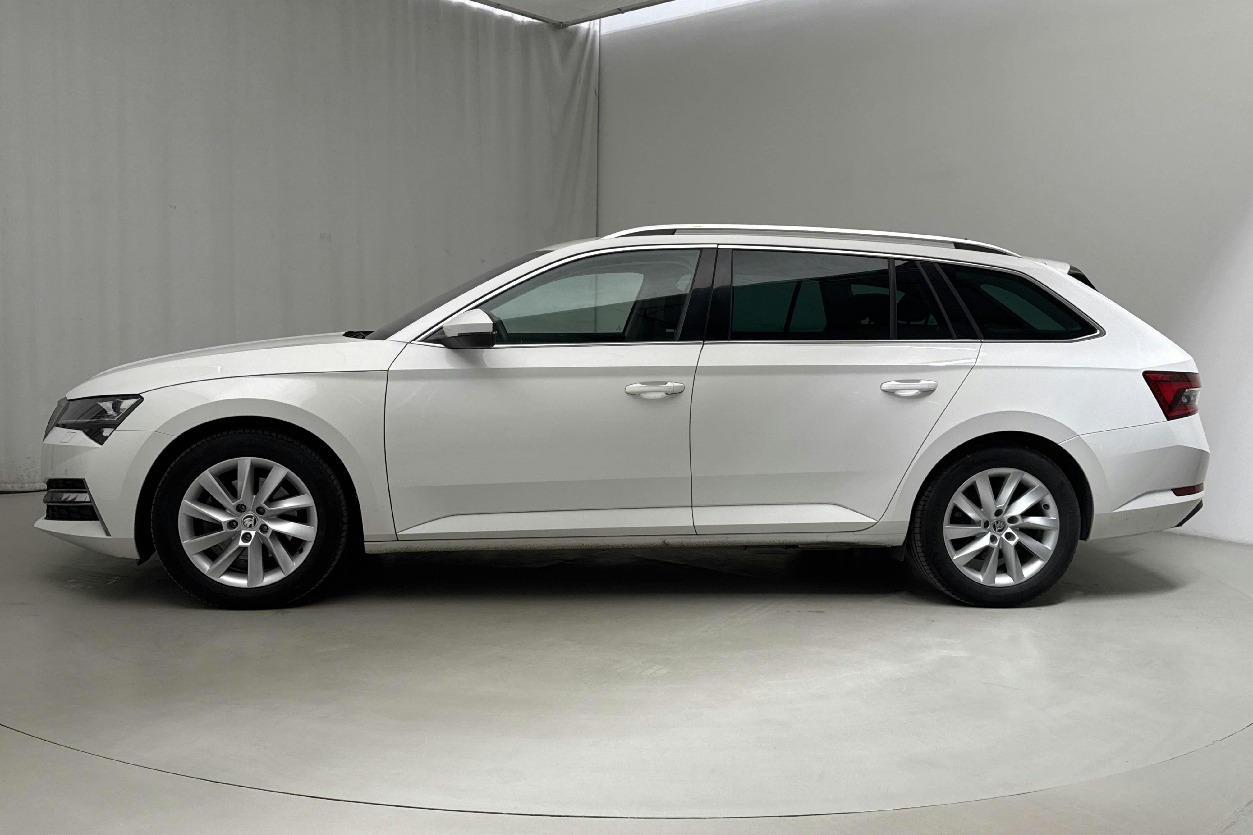 Skoda Superb 1.4 TSI PHEV Kombi (218hk) - 6 530 mil - Automat - vit - 2021