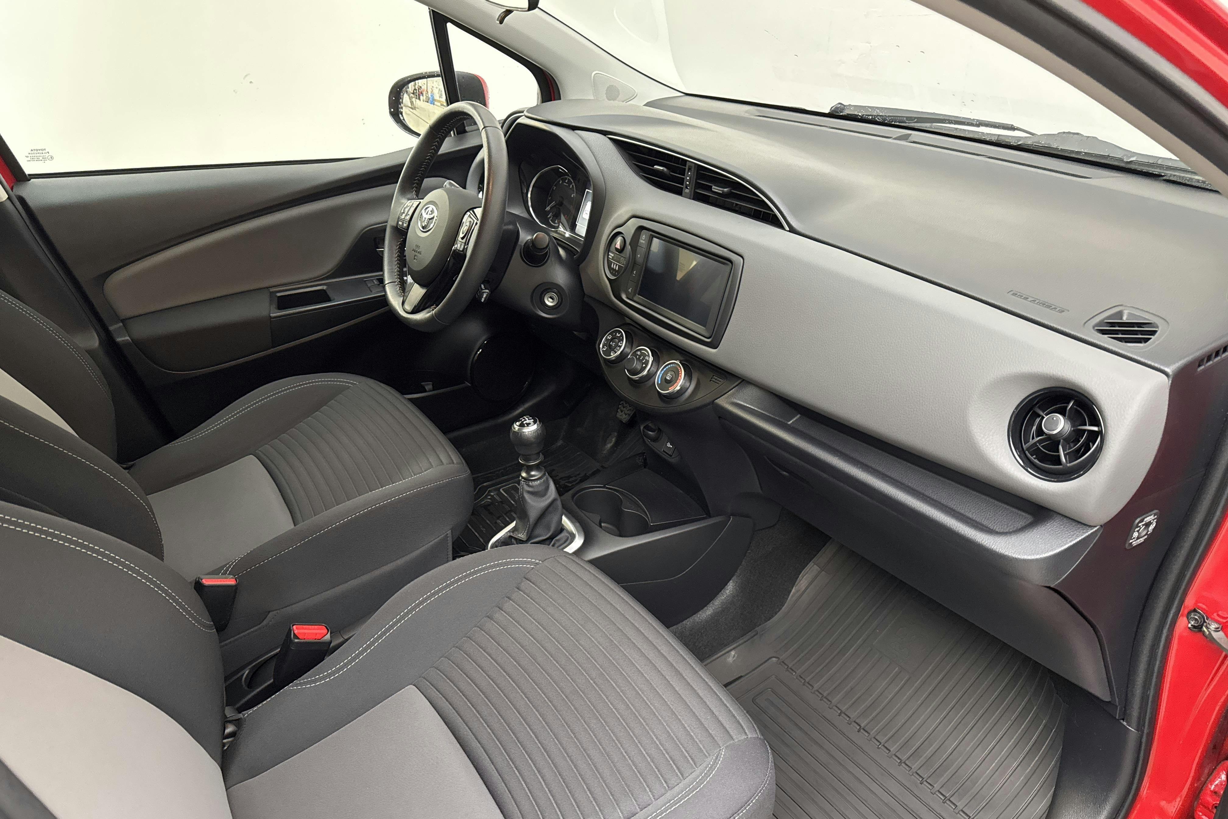 Toyota Yaris 1.5 5dr (111hk) - 2 419 mil - Manuell - röd - 2020