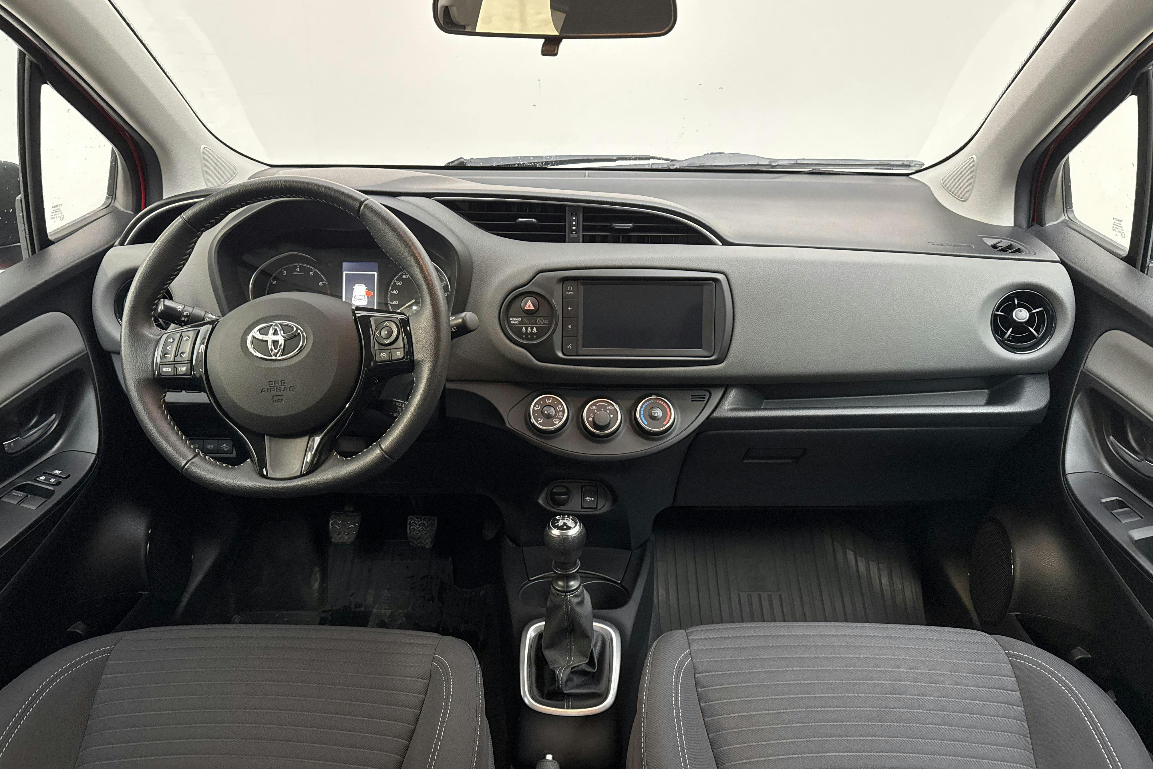 Toyota Yaris 1.5 5dr (111hk) - 2 419 mil - Manuell - röd - 2020