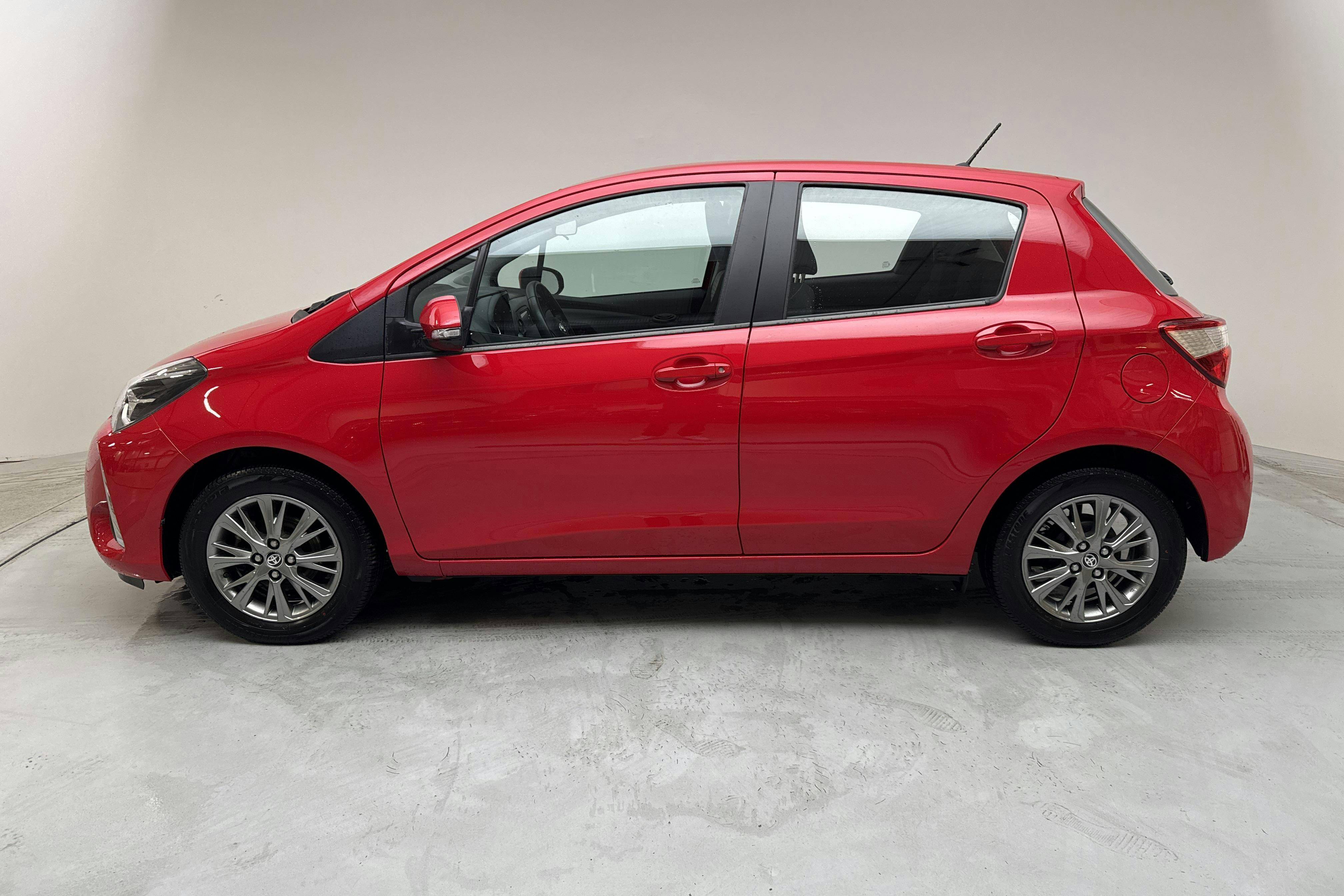 Toyota Yaris 1.5 5dr (111hk) - 2 419 mil - Manuell - röd - 2020