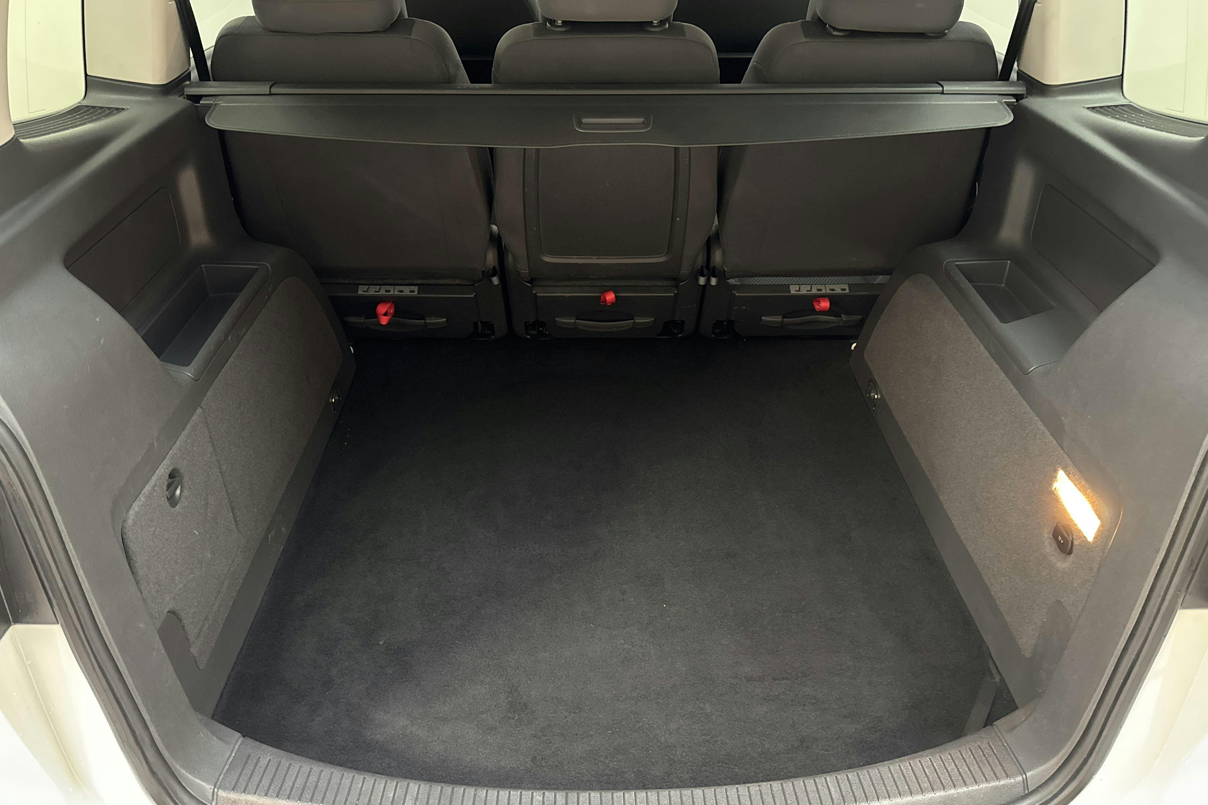 VW Touran 1.6 TDI BlueMotion Technology (105hk) - 14 598 mil - Manuell - vit - 2015