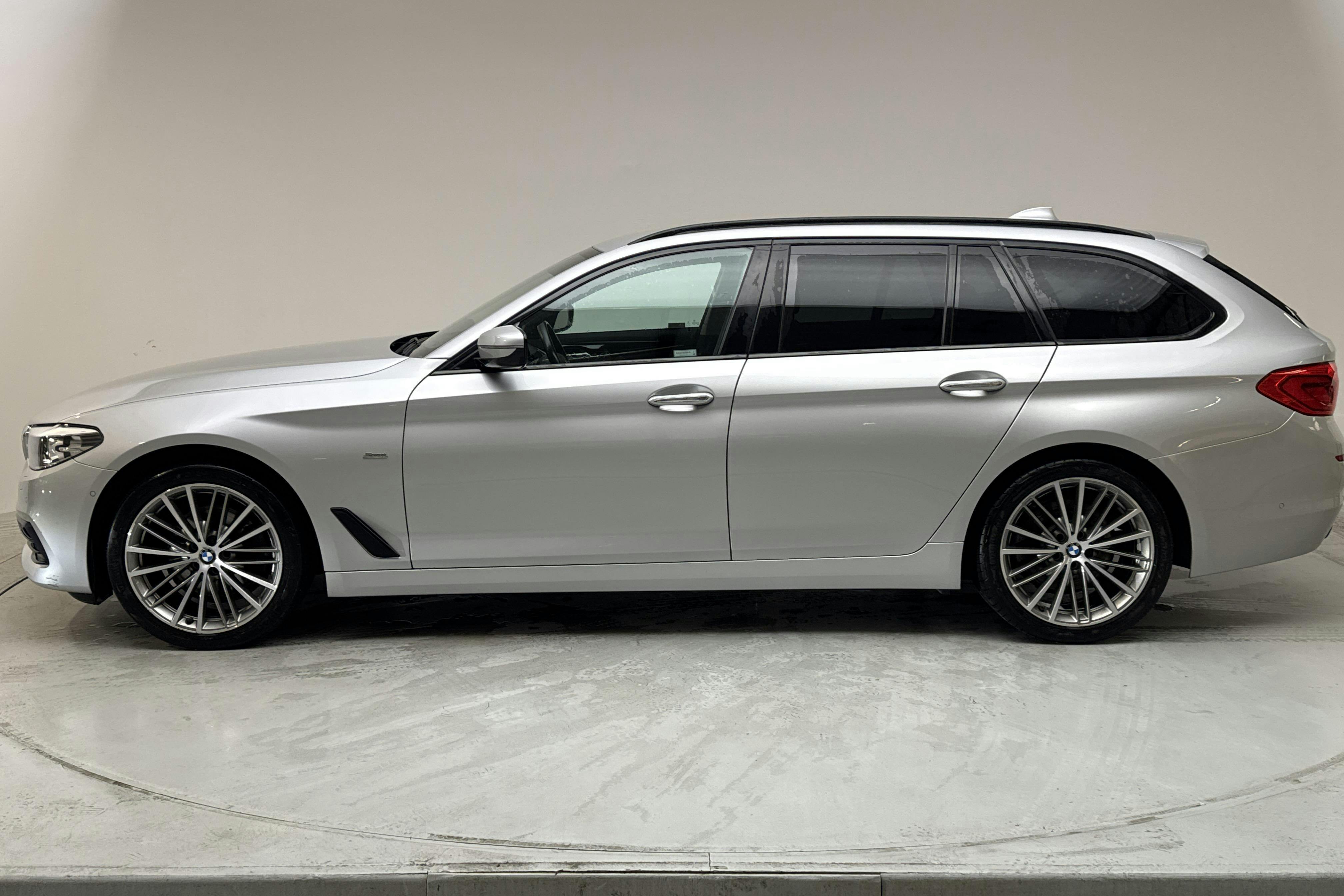BMW 520d xDrive Touring, G31 (190hk) - 16 463 mil - Automat - silver - 2018