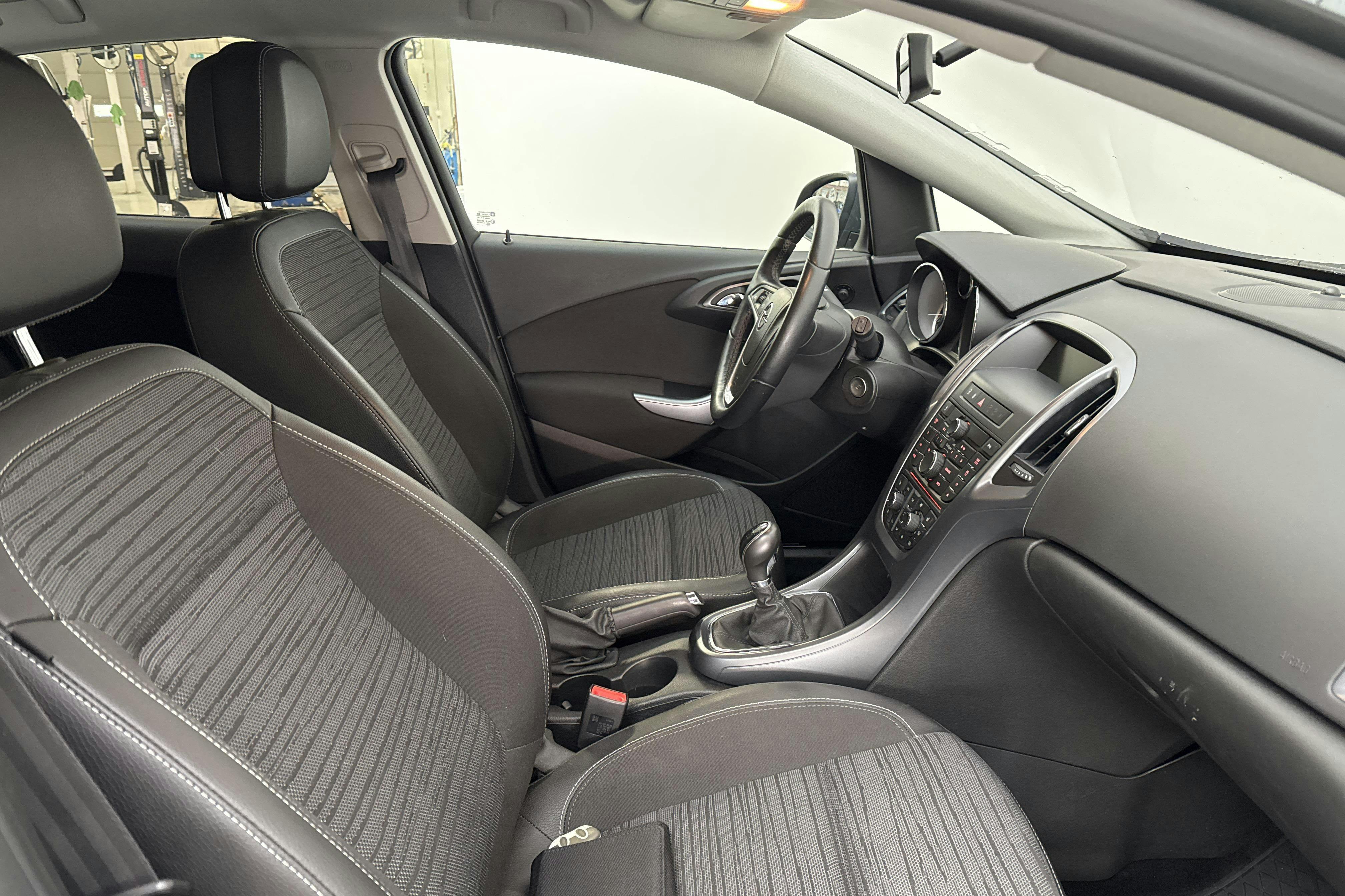 Opel Astra 1.6 ECOTEC 5dr (115hk) - 12 202 mil - Manuell - grå - 2014