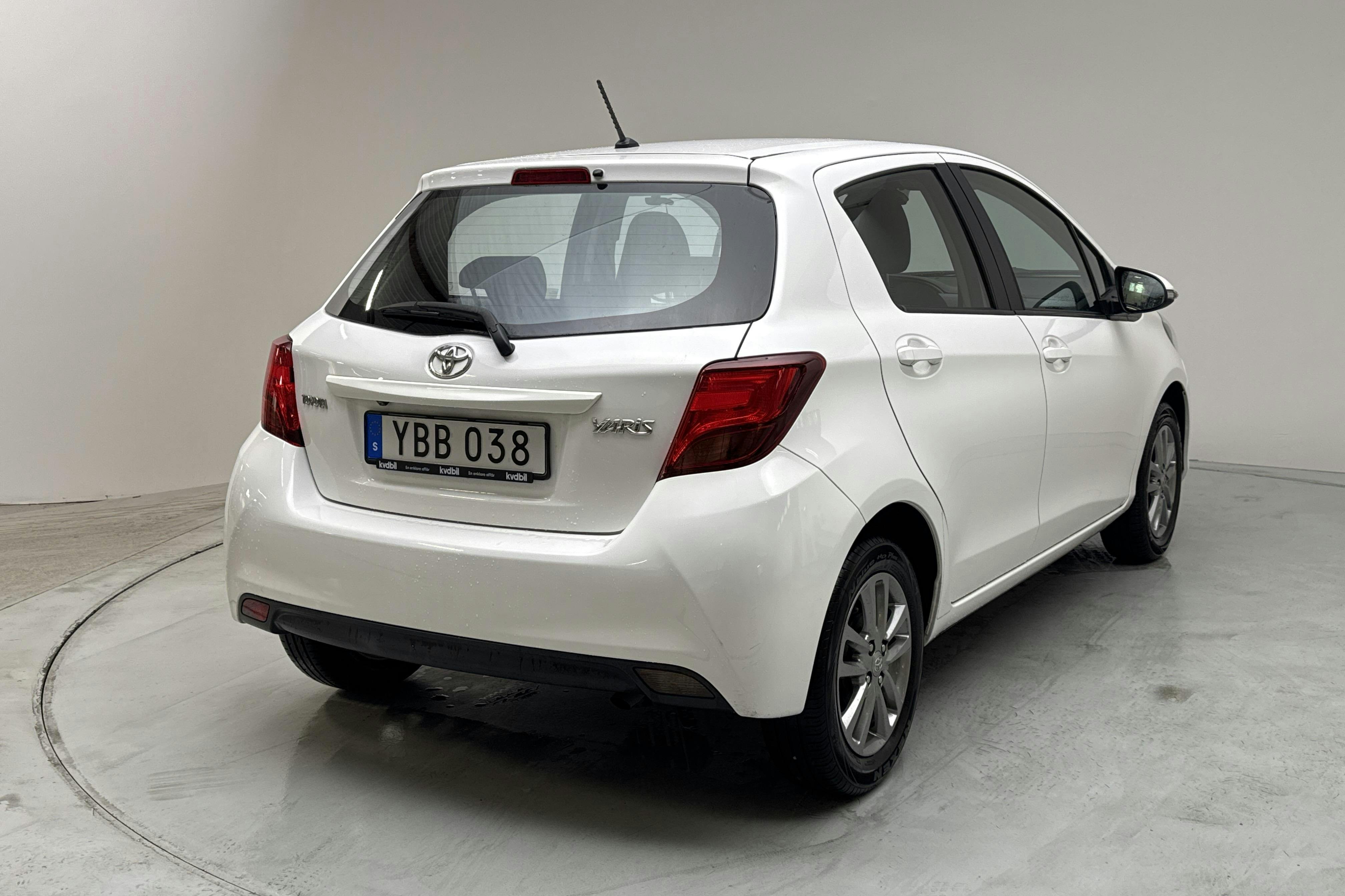 Toyota Yaris 1.33 5dr (100hk) - 13 736 mil - Manuell - vit - 2016