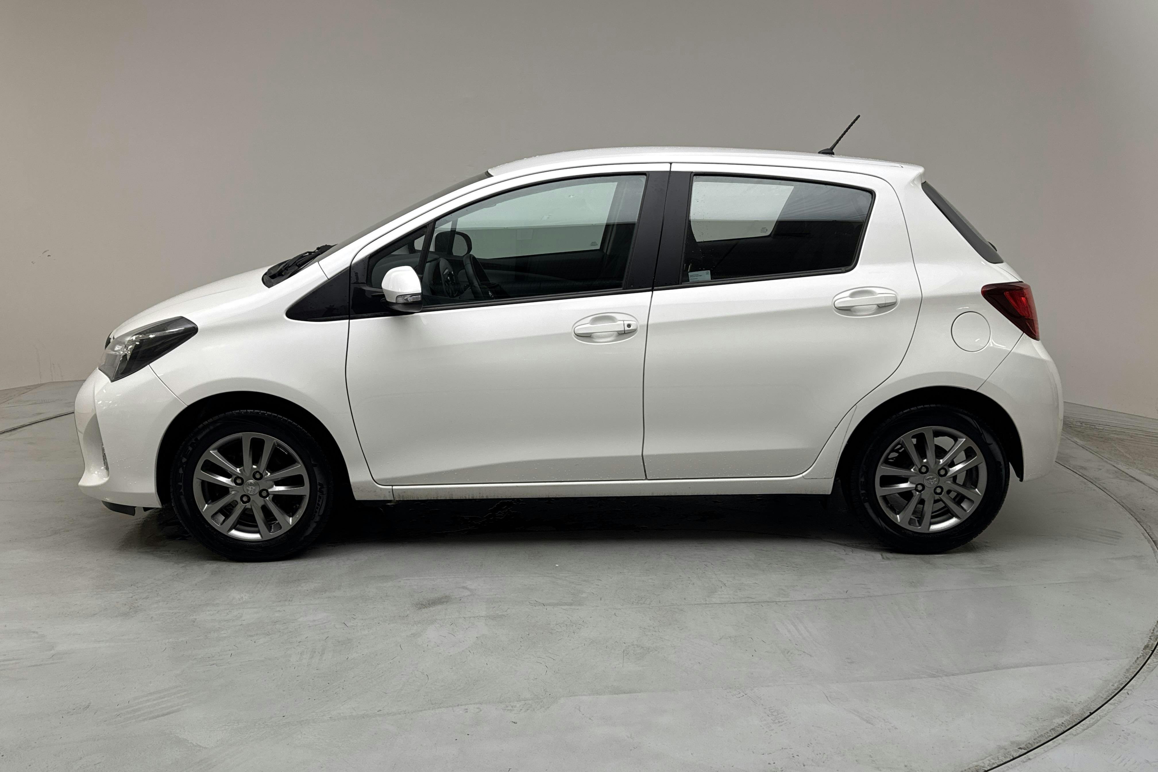 Toyota Yaris 1.33 5dr (100hk) - 13 736 mil - Manuell - vit - 2016