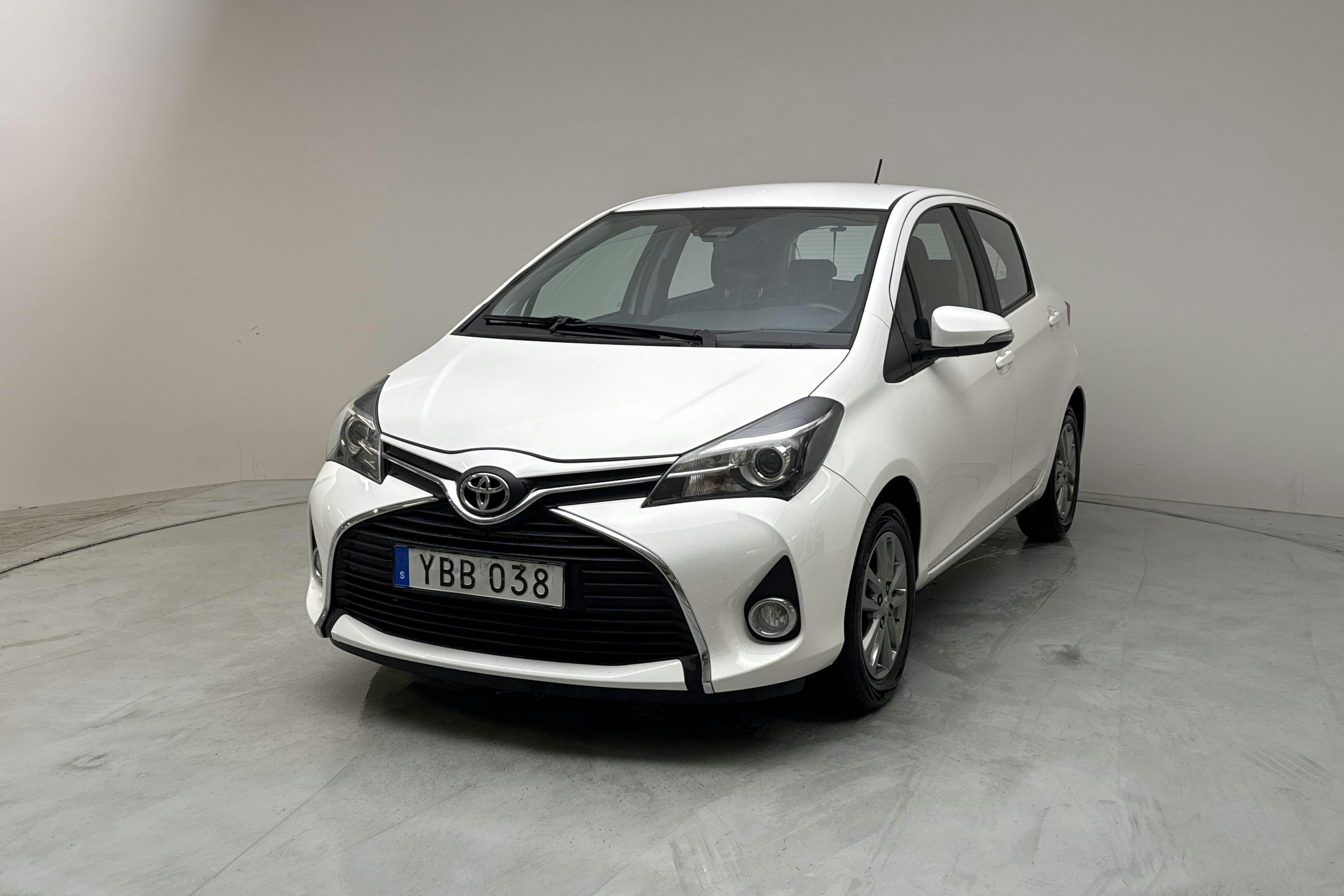 Toyota Yaris 1.33 5dr (100hk) - 137 360 km - Manualna - biały - 2016