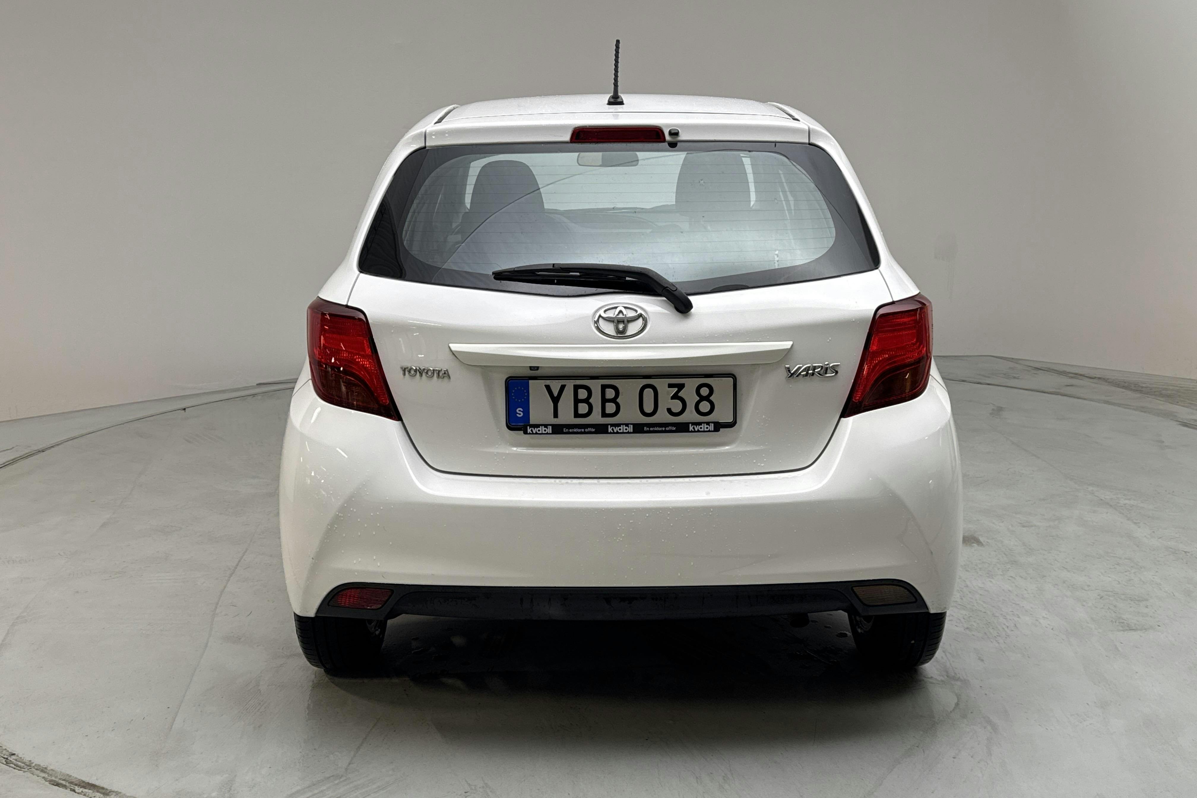 Toyota Yaris 1.33 5dr (100hk) - 13 736 mil - Manuell - vit - 2016