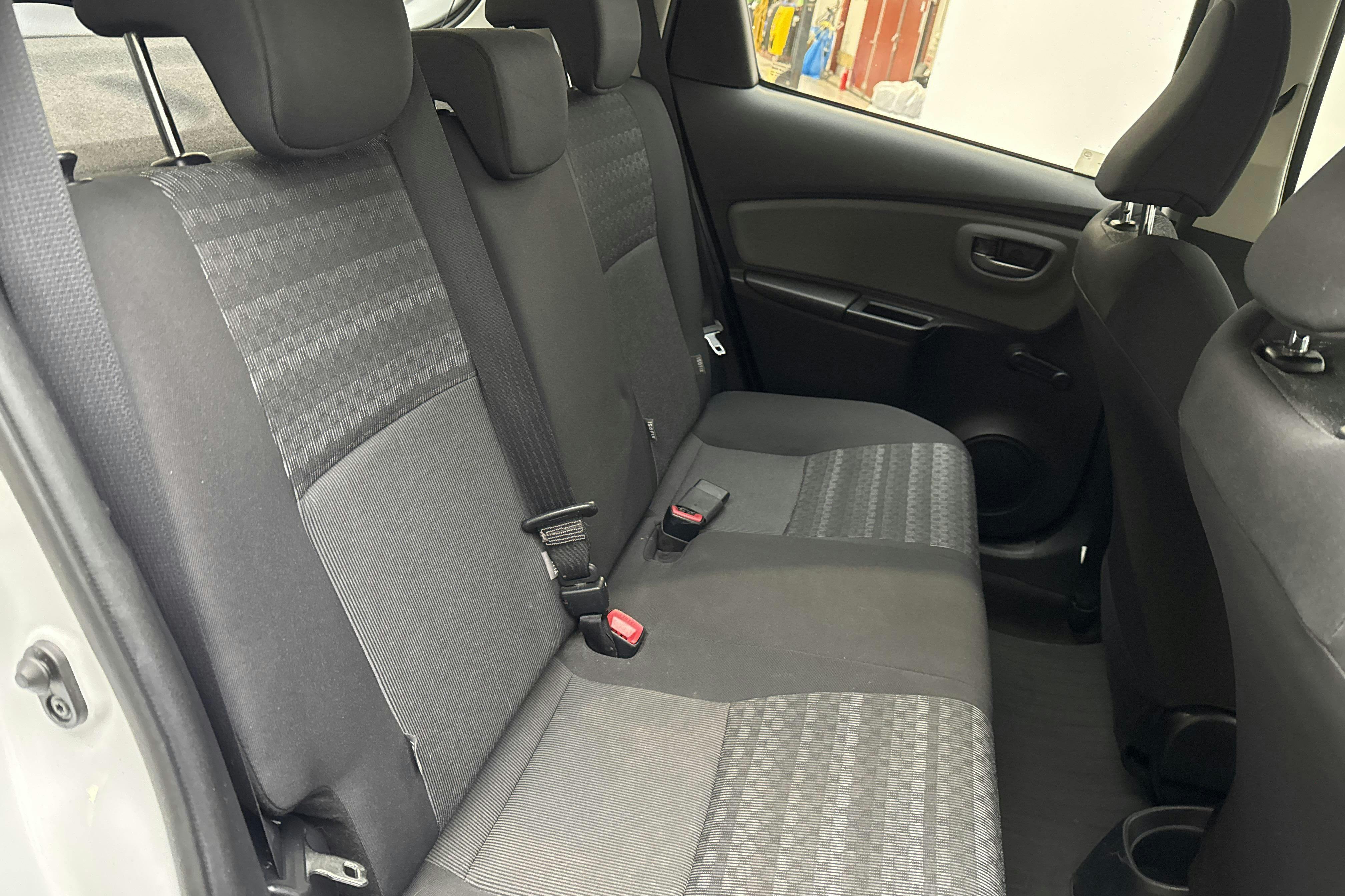 Toyota Yaris 1.33 5dr (100hk) - 13 736 mil - Manuell - vit - 2016