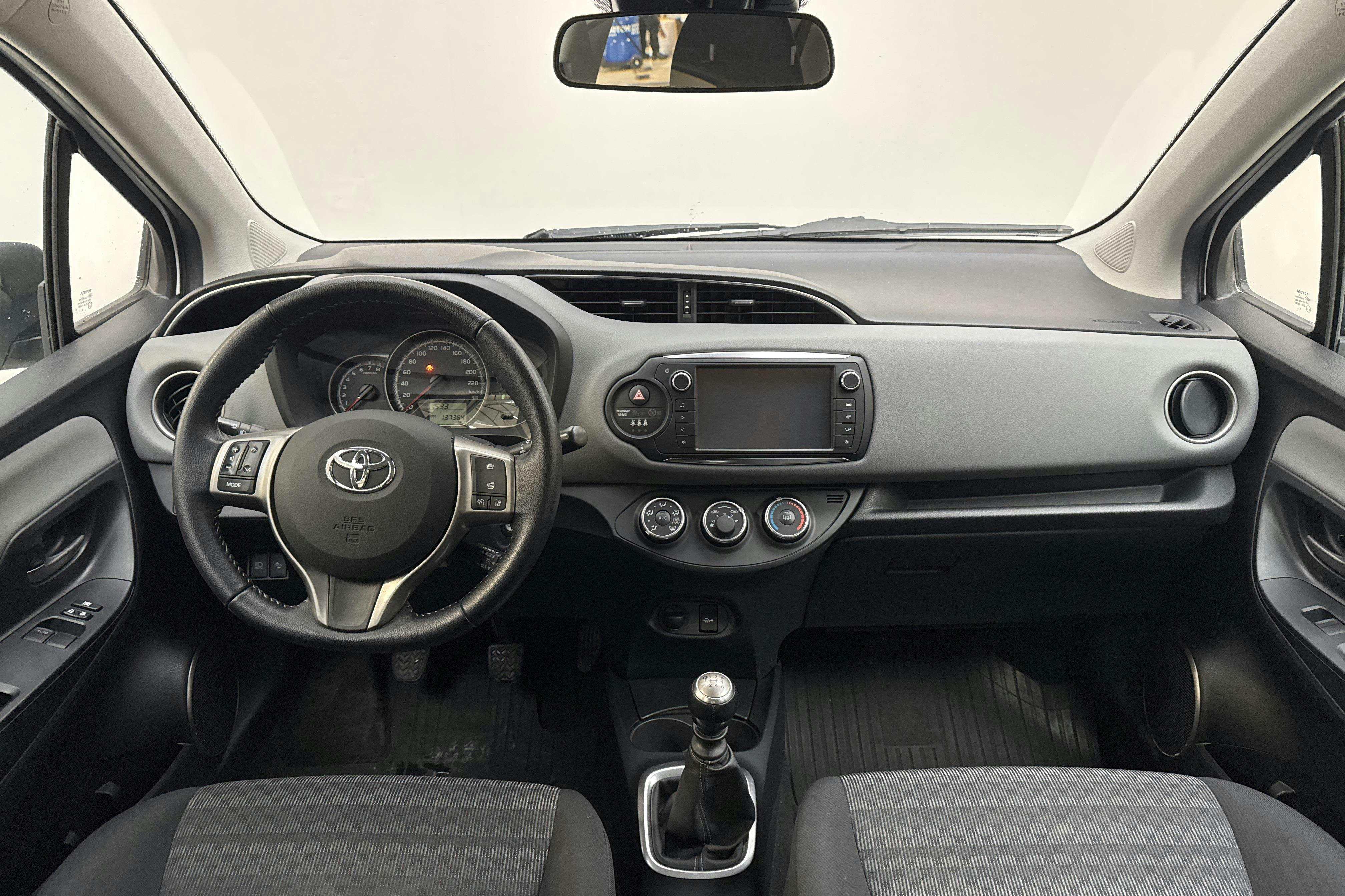 Toyota Yaris 1.33 5dr (100hk) - 13 736 mil - Manuell - vit - 2016