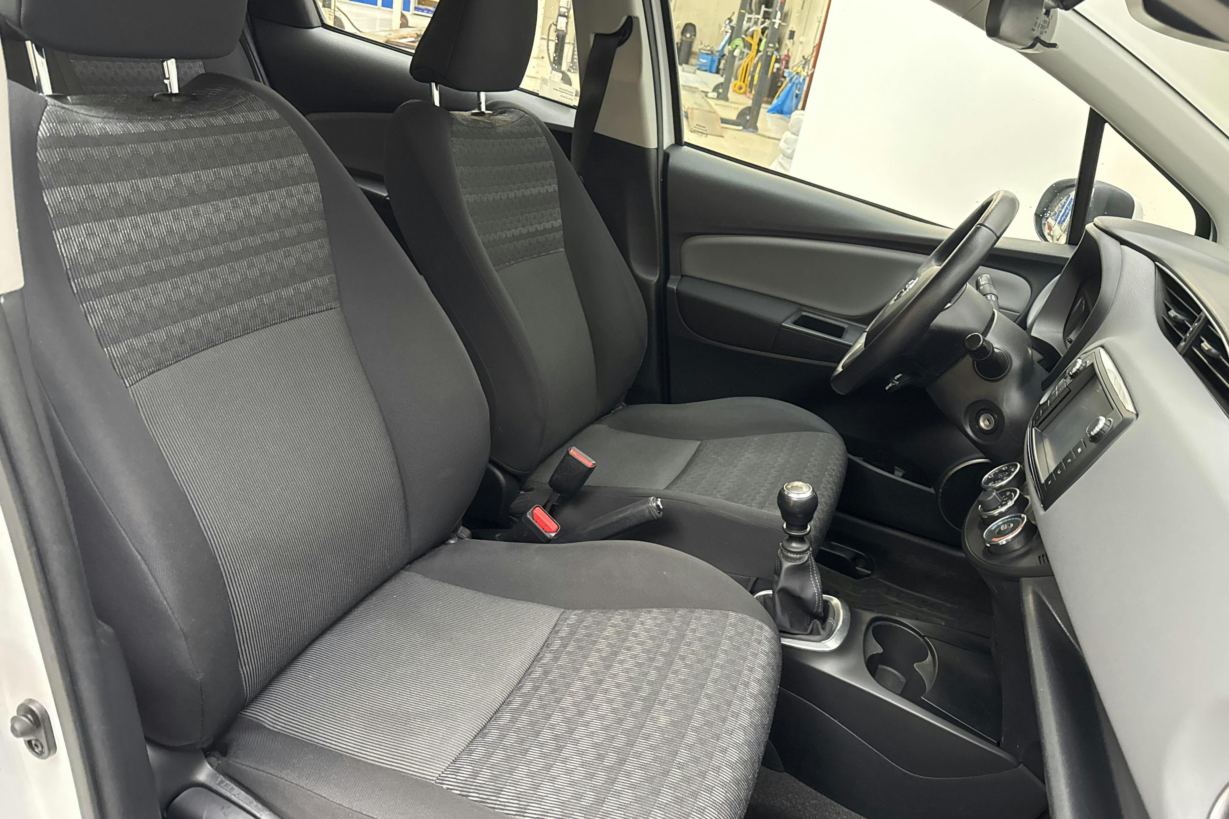 Toyota Yaris 1.33 5dr (100hk) - 13 736 mil - Manuell - vit - 2016