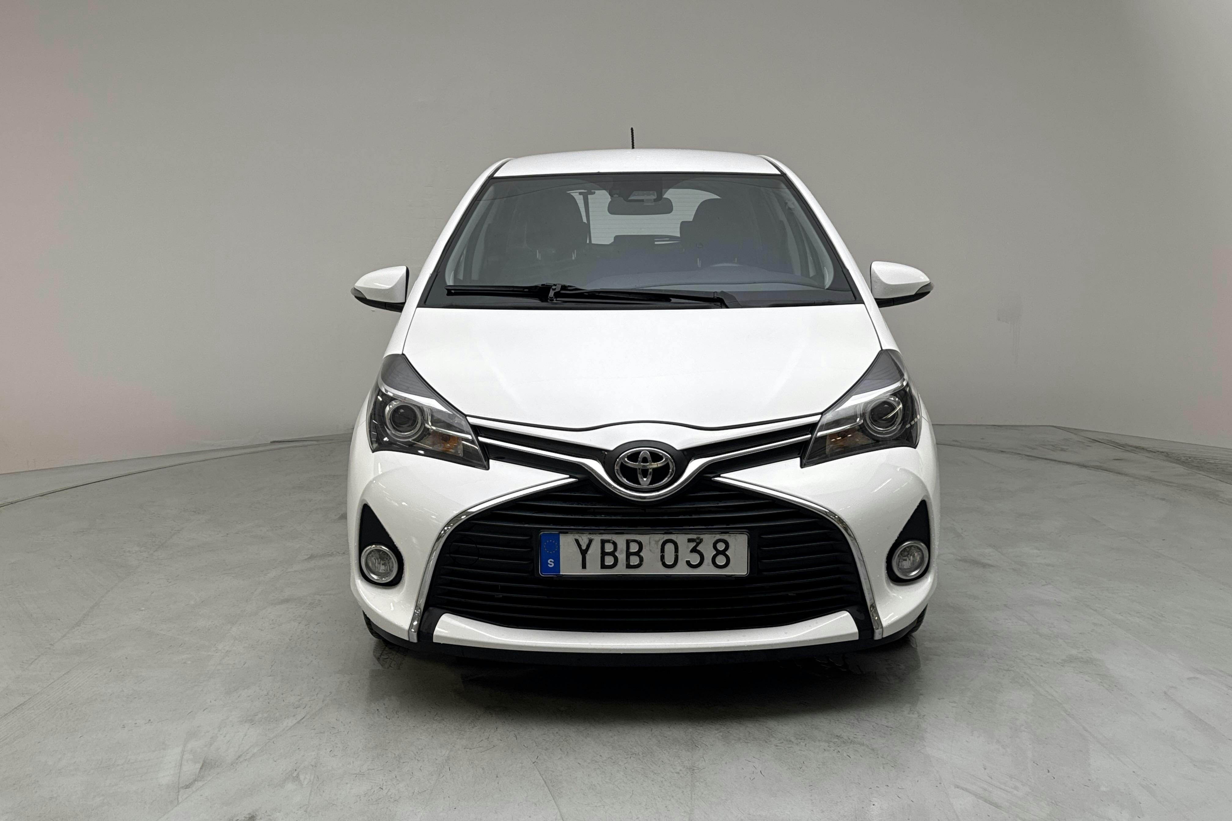 Toyota Yaris 1.33 5dr (100hk) - 13 736 mil - Manuell - vit - 2016