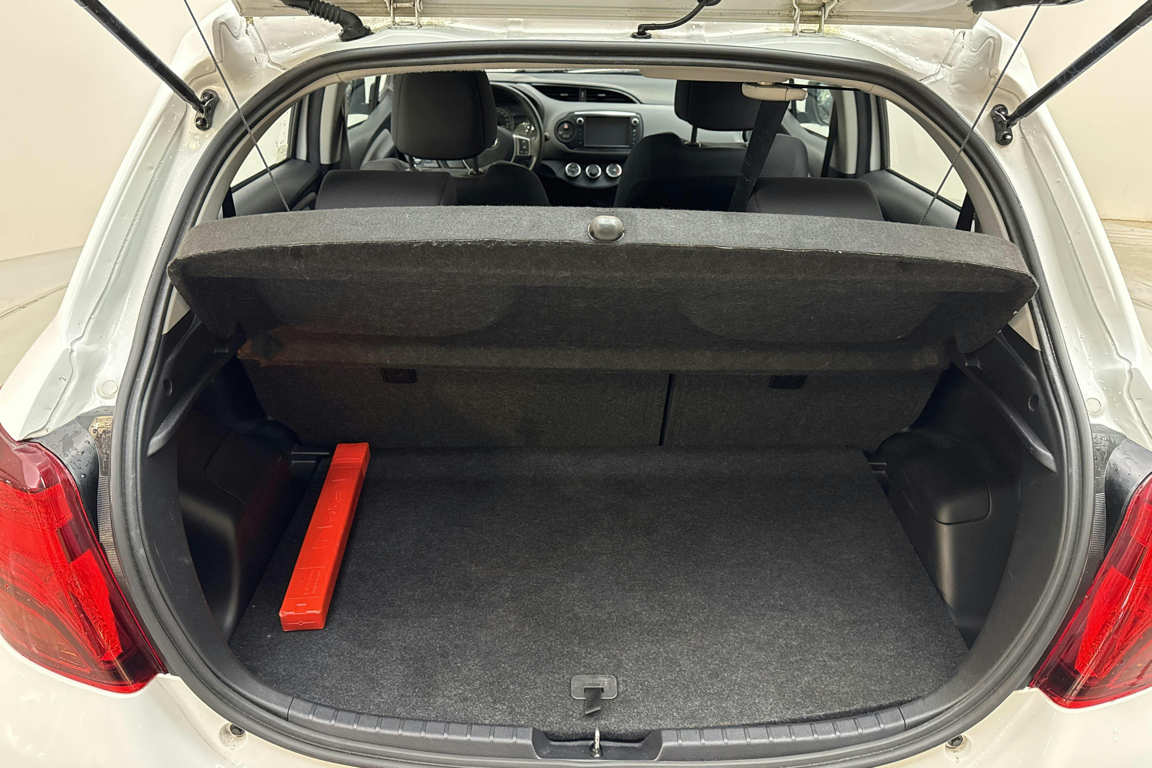 Toyota Yaris 1.33 5dr (100hk) - 13 736 mil - Manuell - vit - 2016