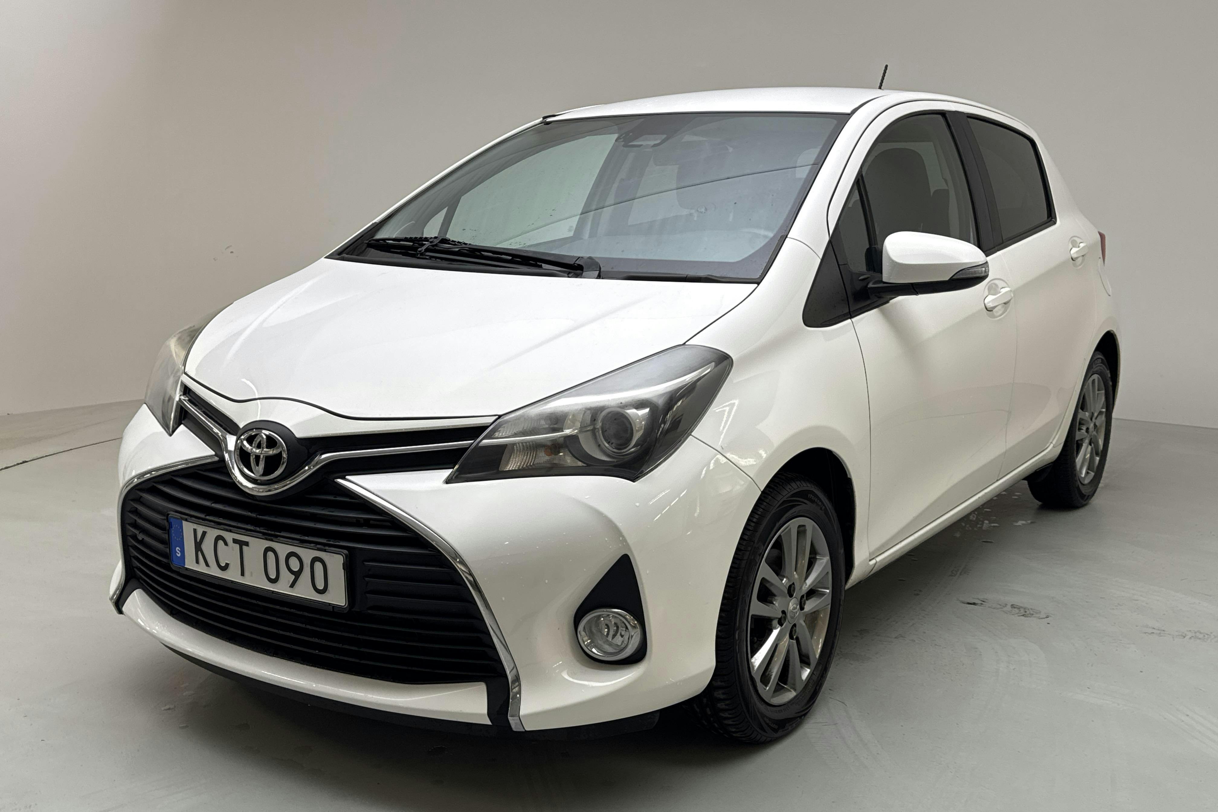 Toyota Yaris 1.33 5dr (100hk) - 71 800 km - Manualna - biały - 2015