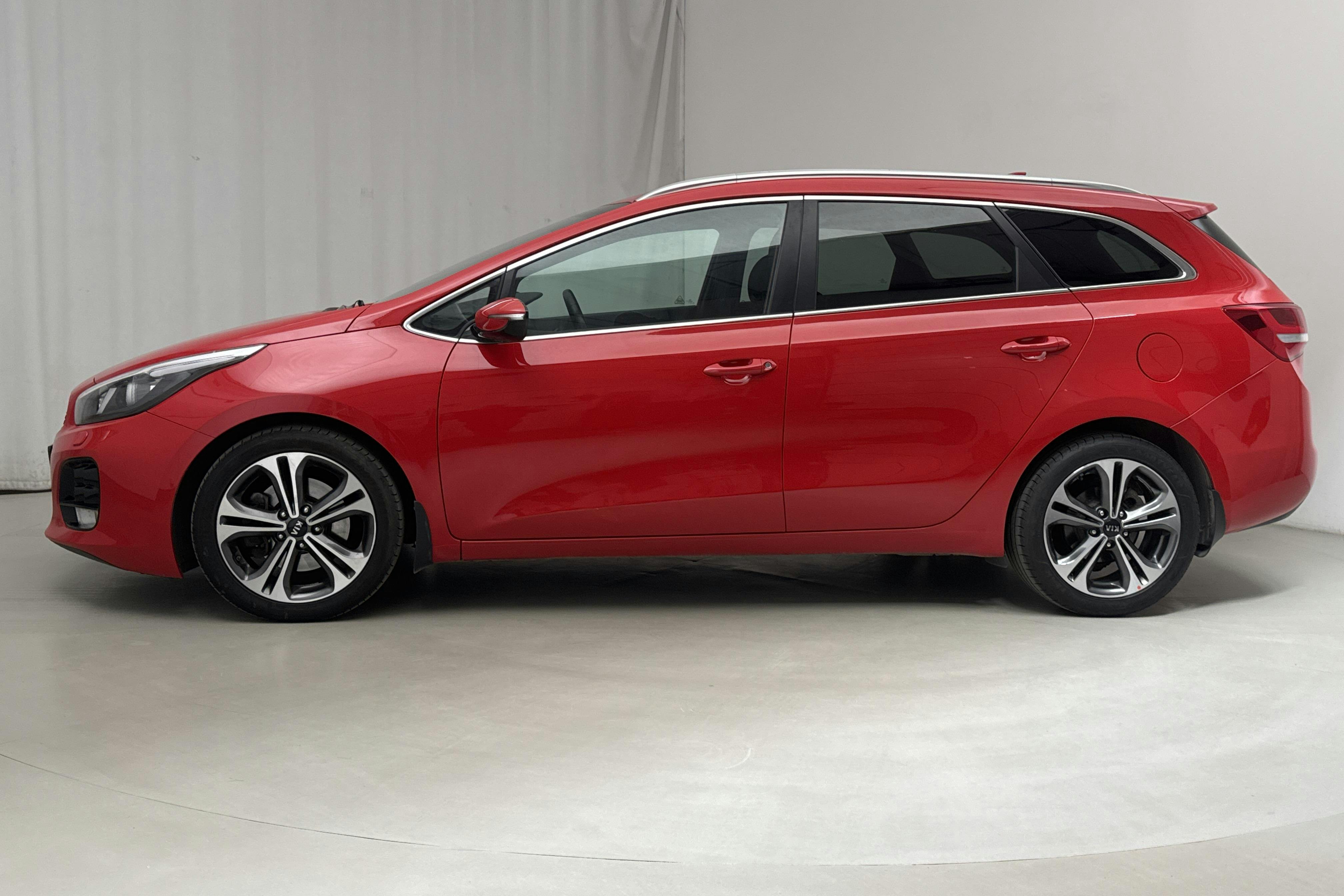 KIA Cee'd 1.6 SW (135hk) - 9 417 mil - Automat - röd - 2018