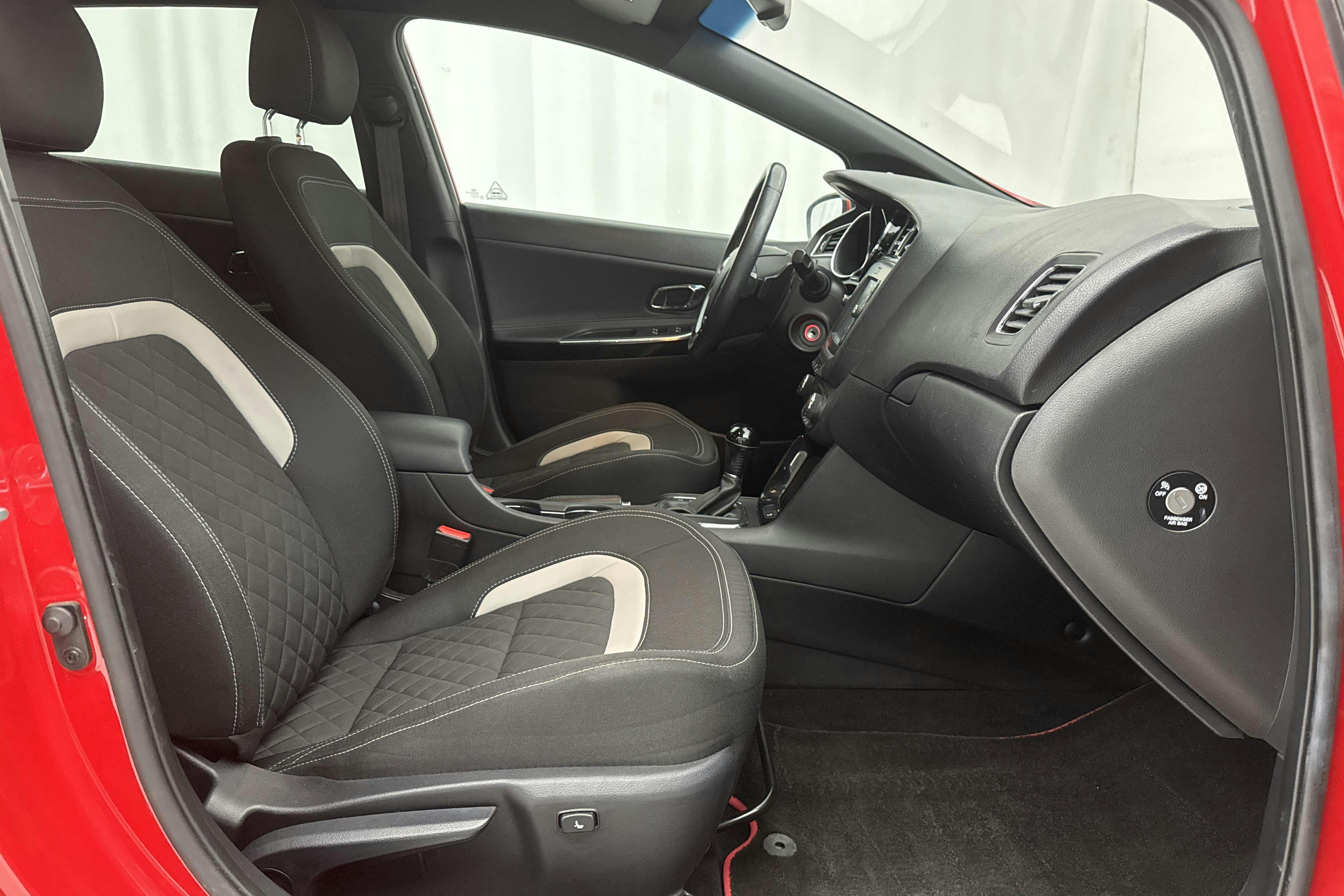 KIA Cee'd 1.6 SW (135hk) - 9 417 mil - Automat - röd - 2018