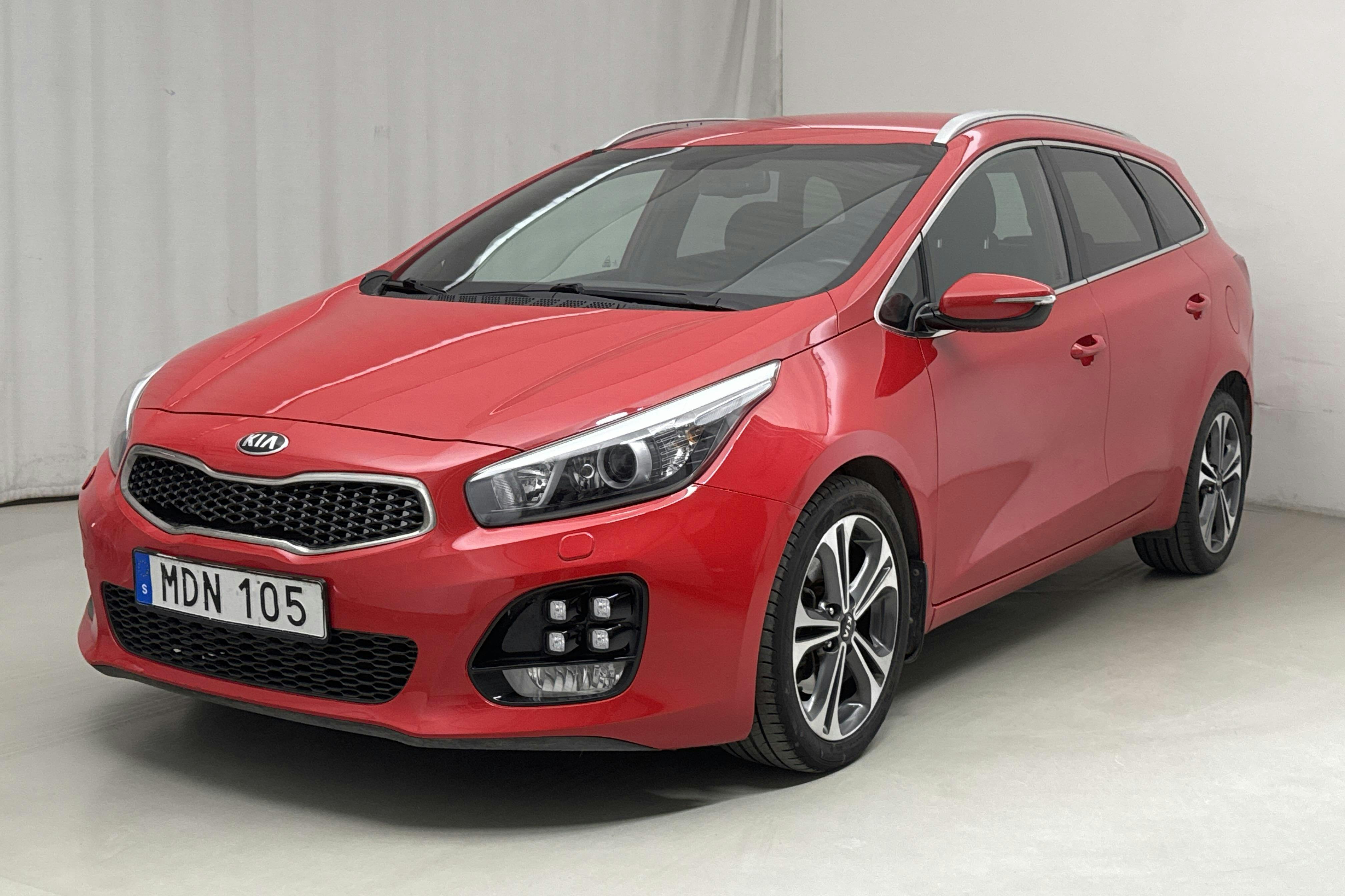 KIA Cee'd 1.6 SW (135hk) - 9 417 mil - Automat - röd - 2018