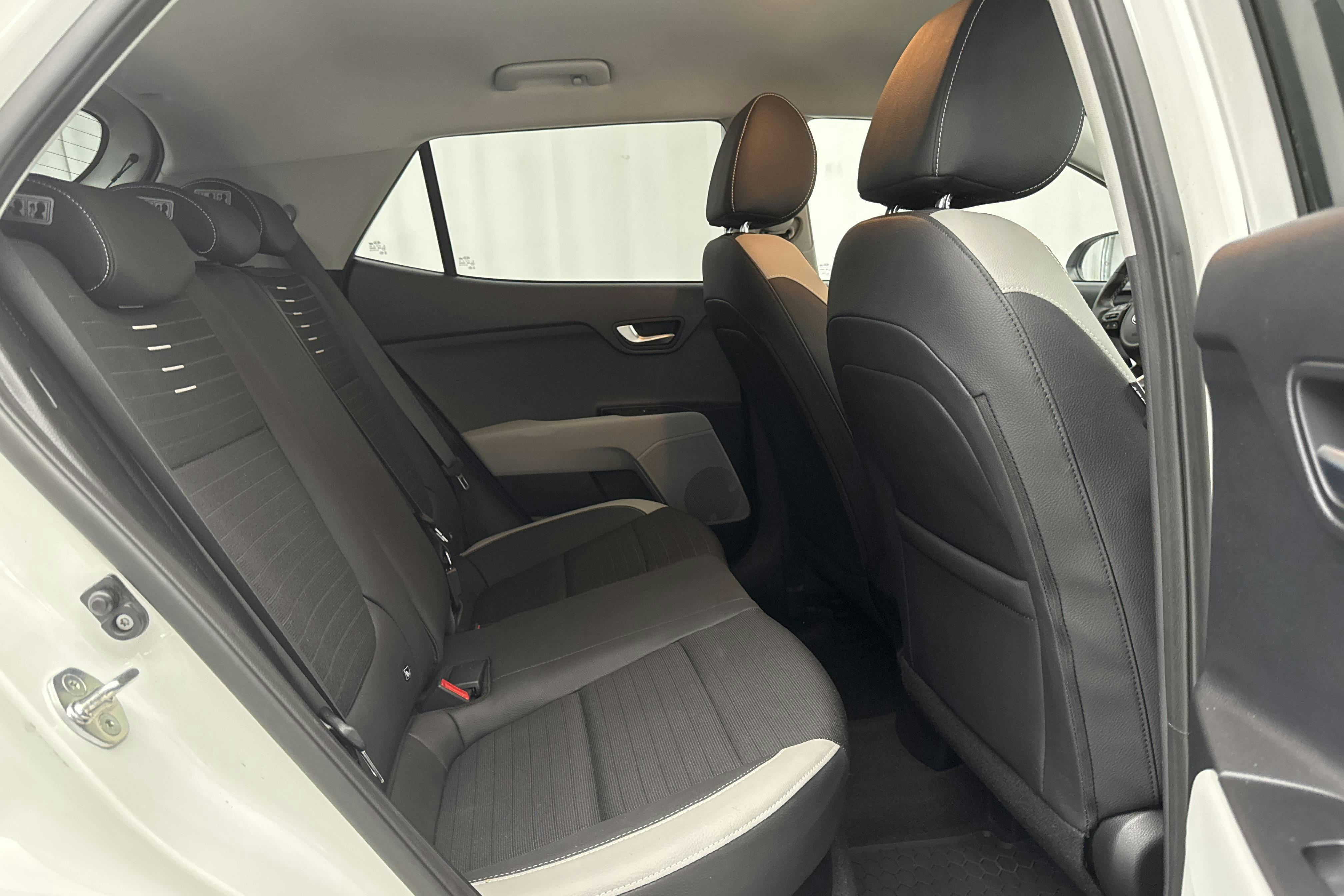 KIA Stonic 1.0 T-GDi (120hk) - 4 463 mil - Automat - vit - 2020