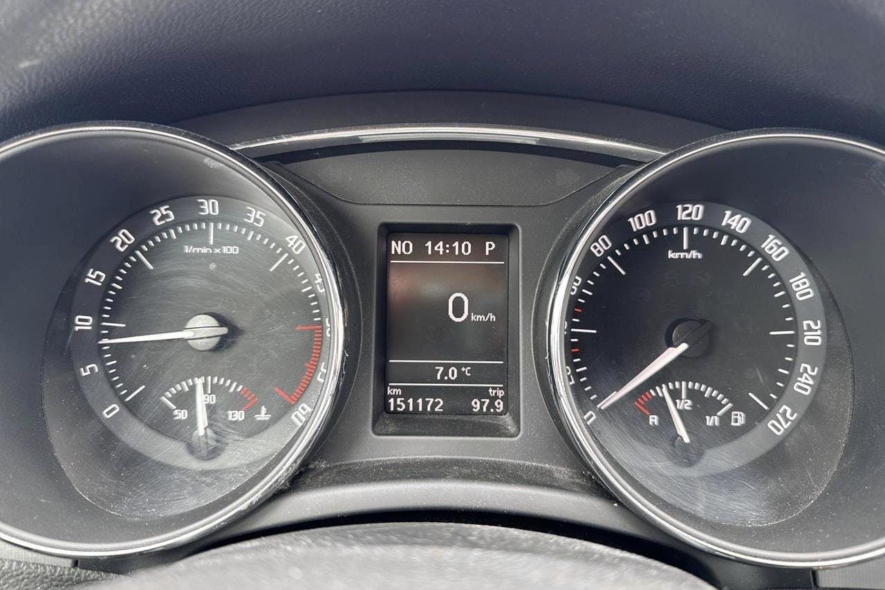 Skoda Superb 2.0 TDI Kombi 4X4 (140hk) - 15 117 mil - Automat - svart - 2013