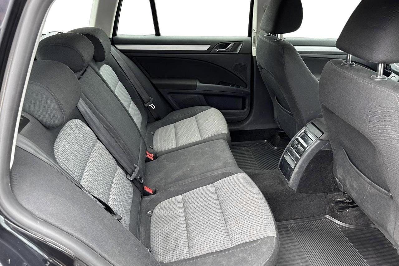 Skoda Superb 2.0 TDI Kombi 4X4 (140hk) - 15 117 mil - Automat - svart - 2013